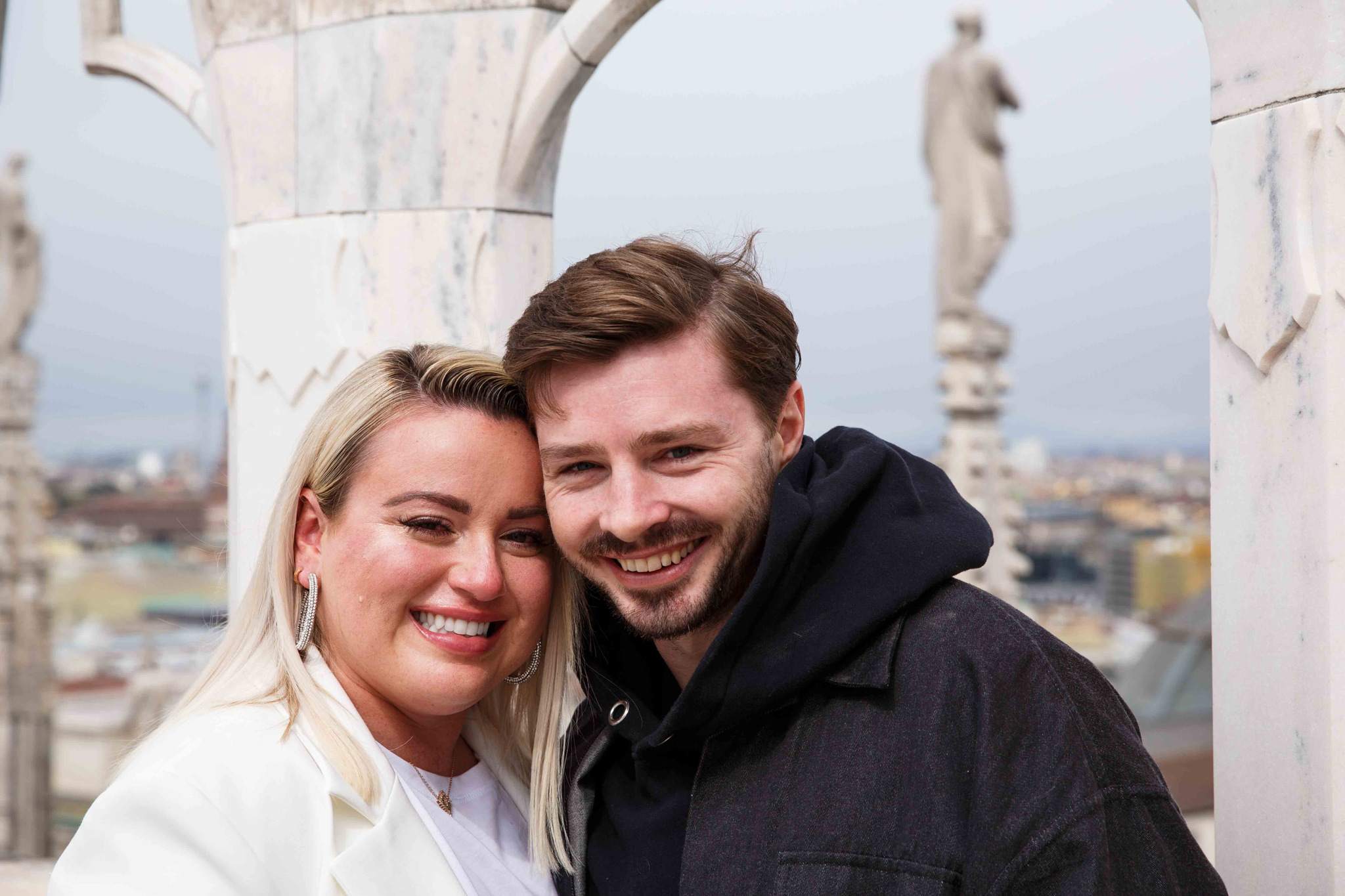 Ritratto di Coppia felice sopra al duomo di Milano