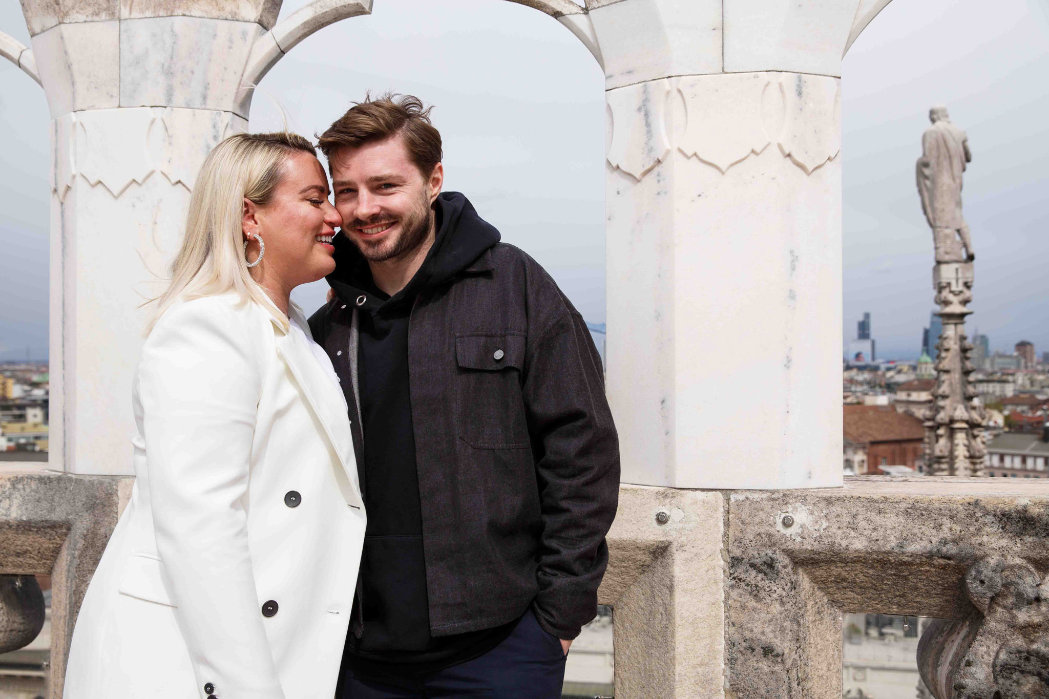 Coppia felice sopra al duomo di Milano