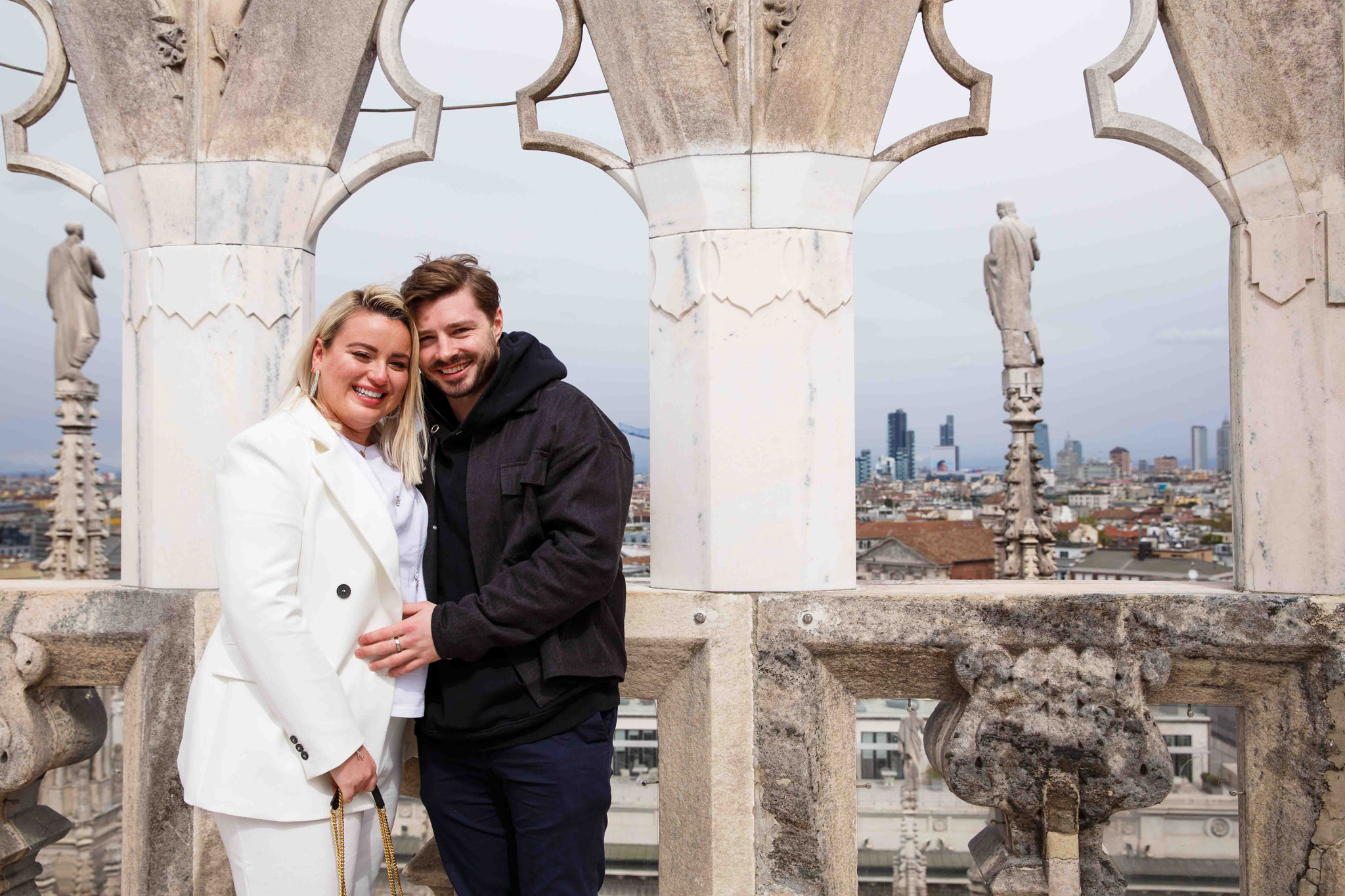 Coppia felice sopra al duomo di Milano