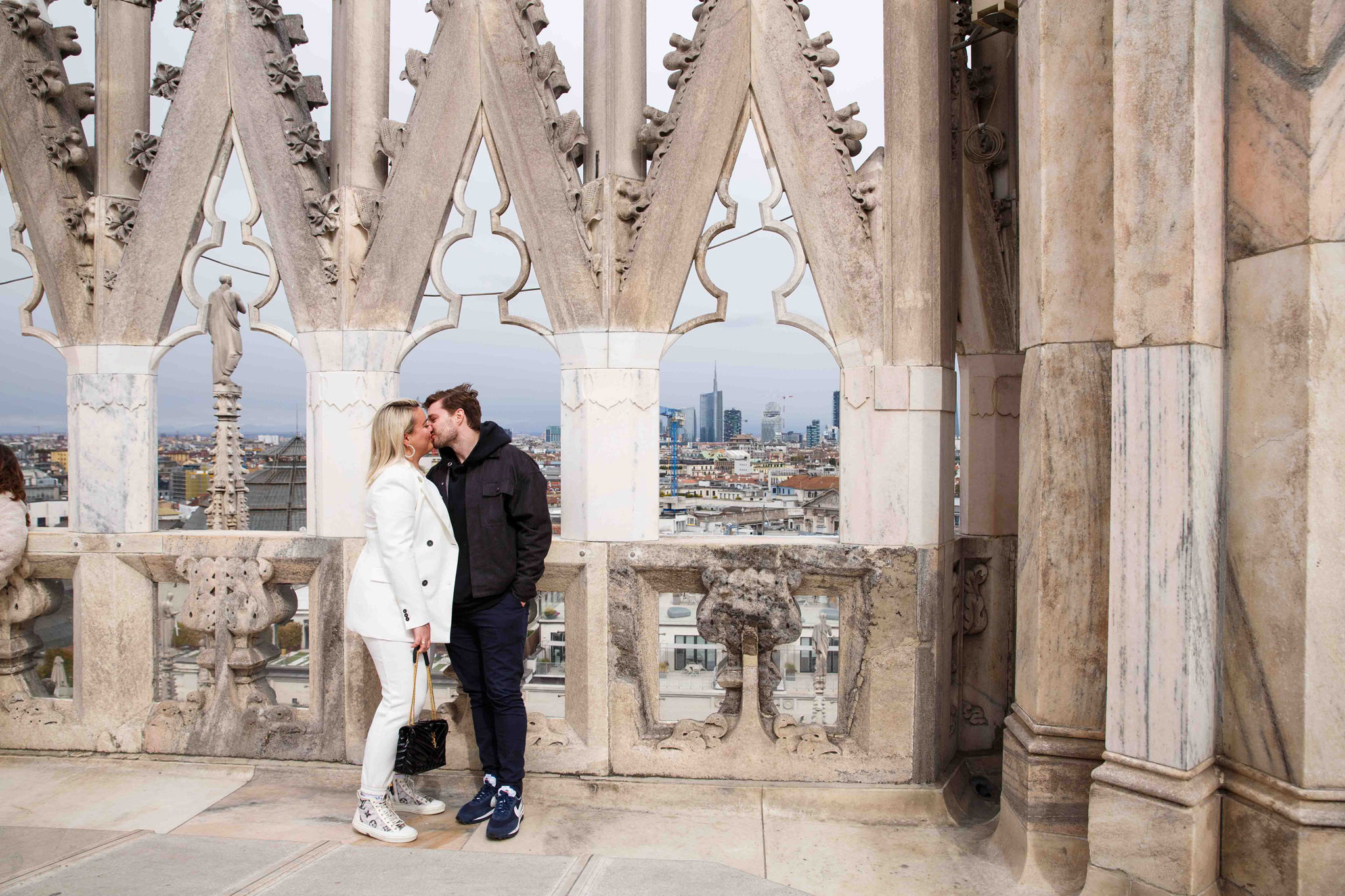 Coppia che si bacia sopra al duomo di Milano