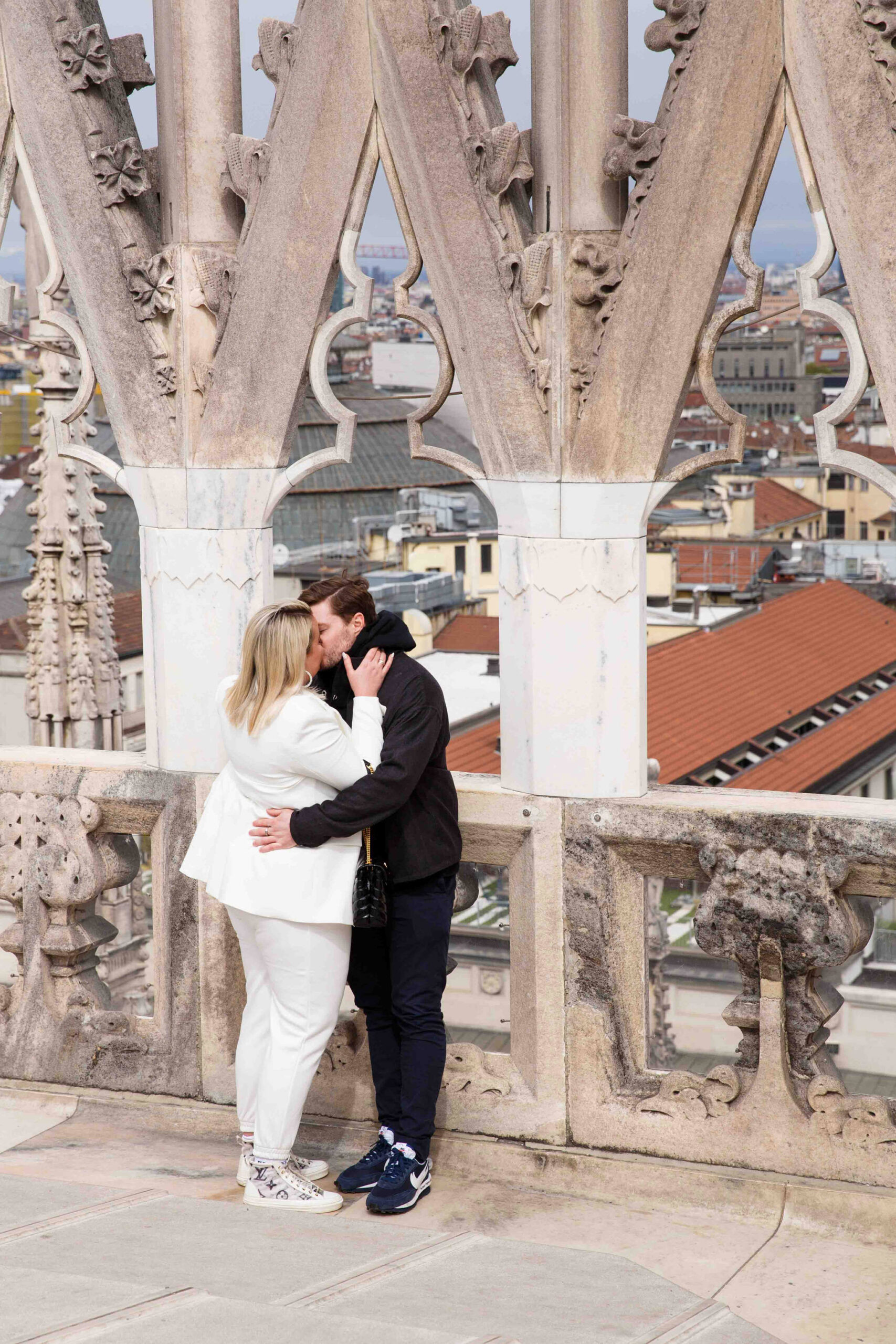 Coppia che si bacia sopra al duomo di Milano