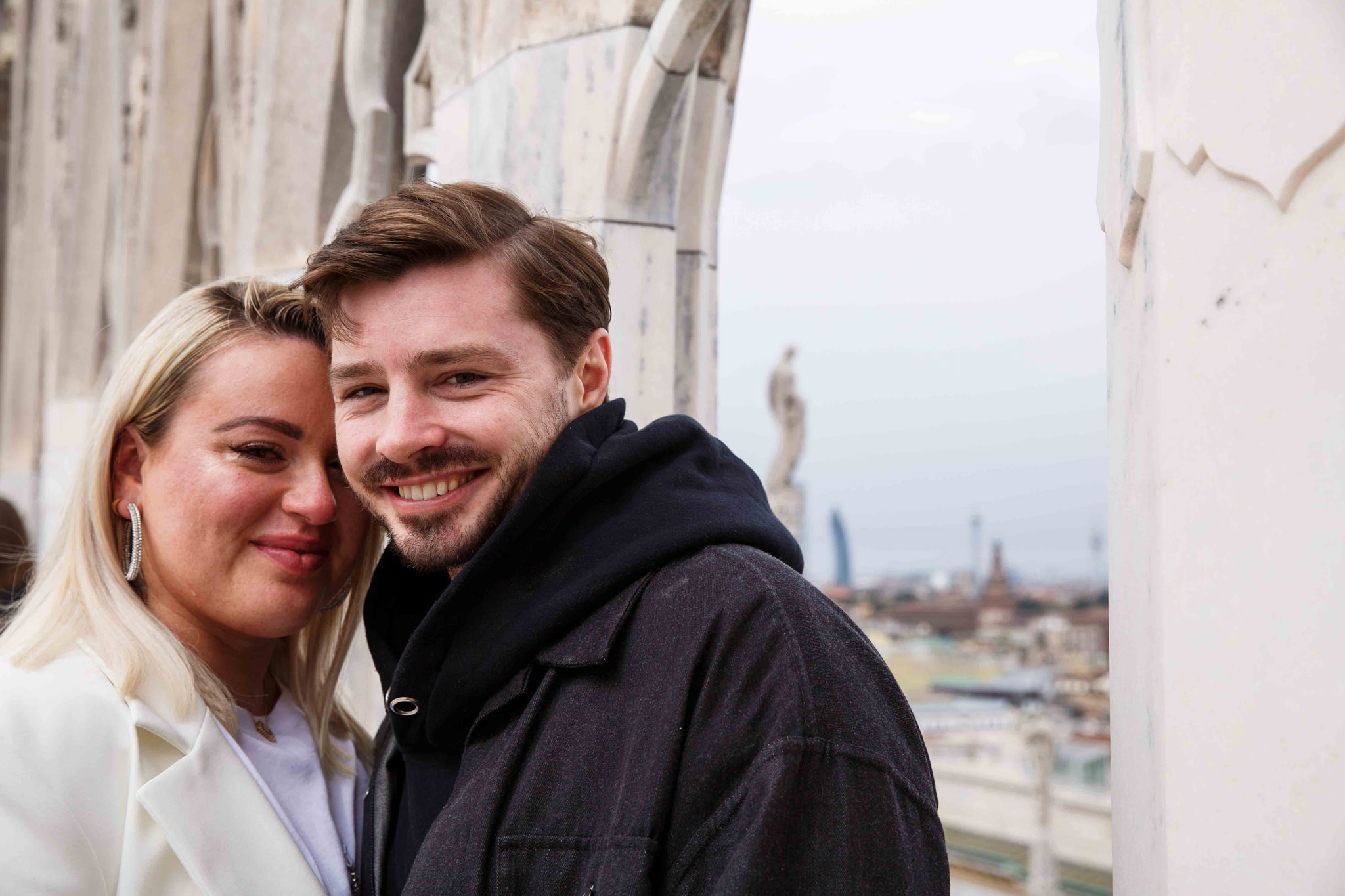 Ritratto di Coppia felice sopra al duomo di Milano
