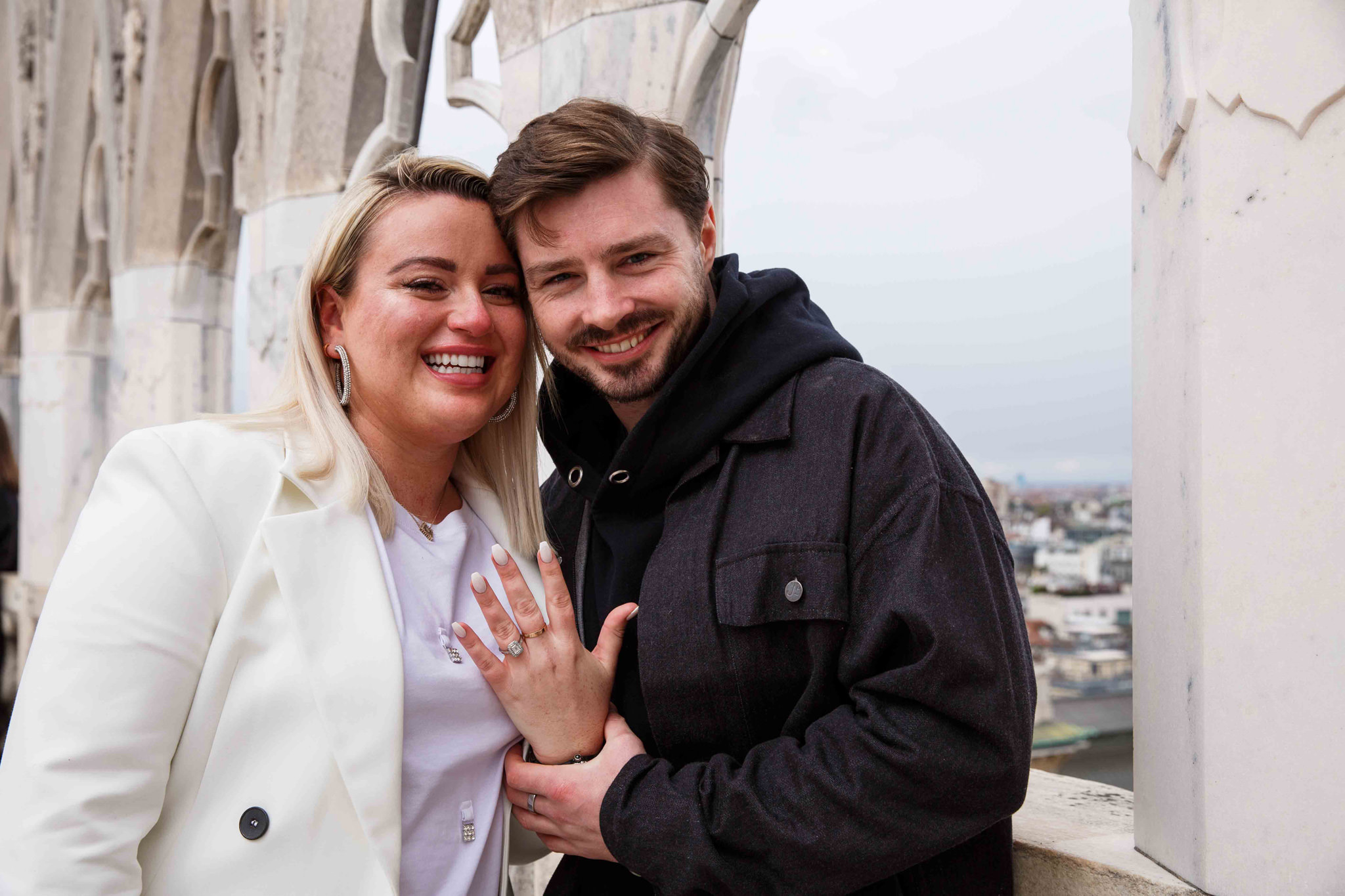 Ritratto di Coppia felice sopra al duomo di Milano che saluta la camera