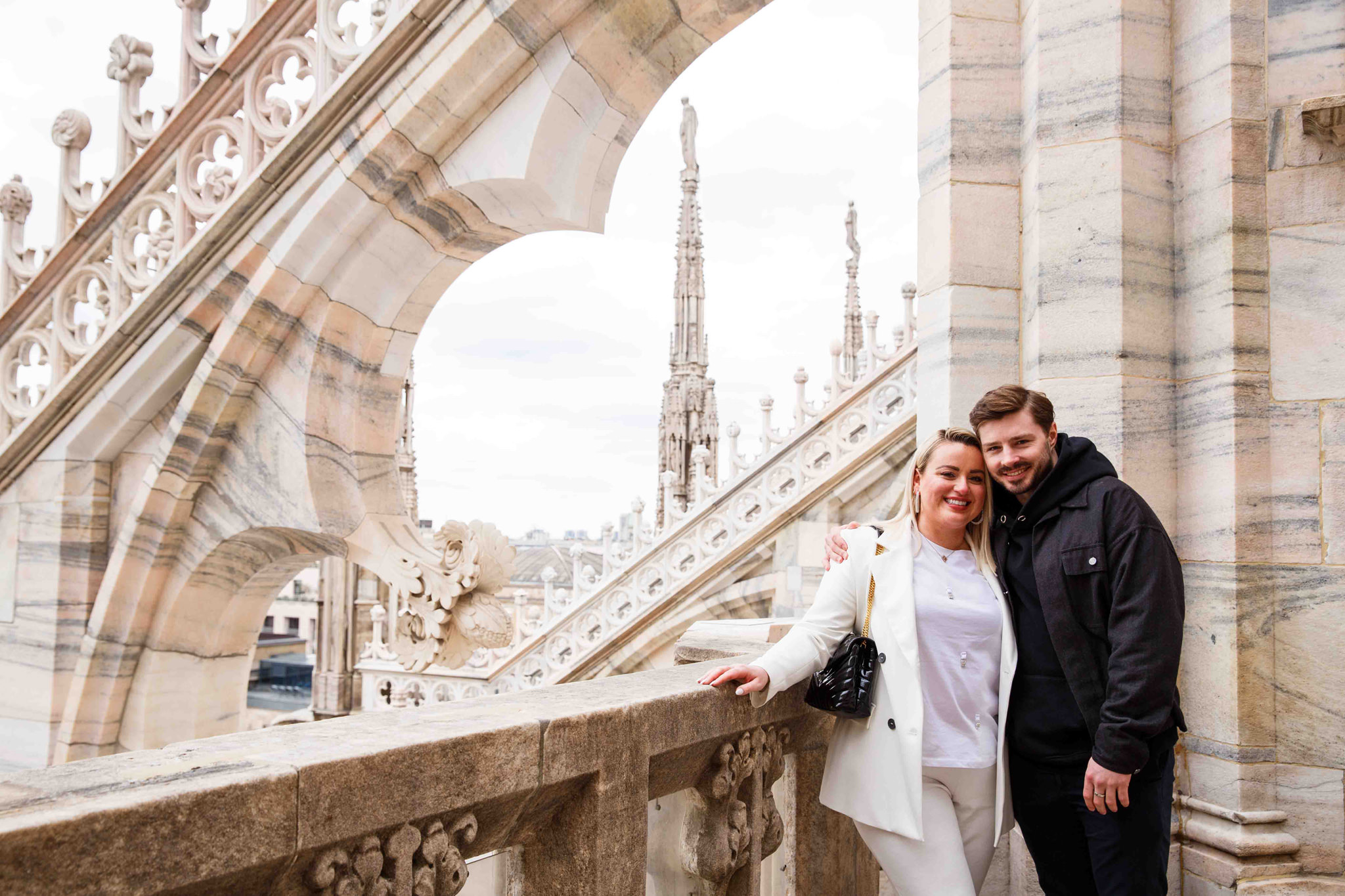 Ritratto di Coppia felice sopra al duomo di Milano