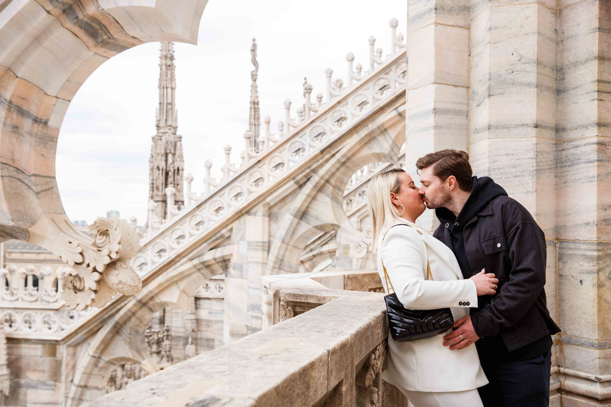 Ritratto di Coppia felice che si baciano sopra al duomo di Milano
