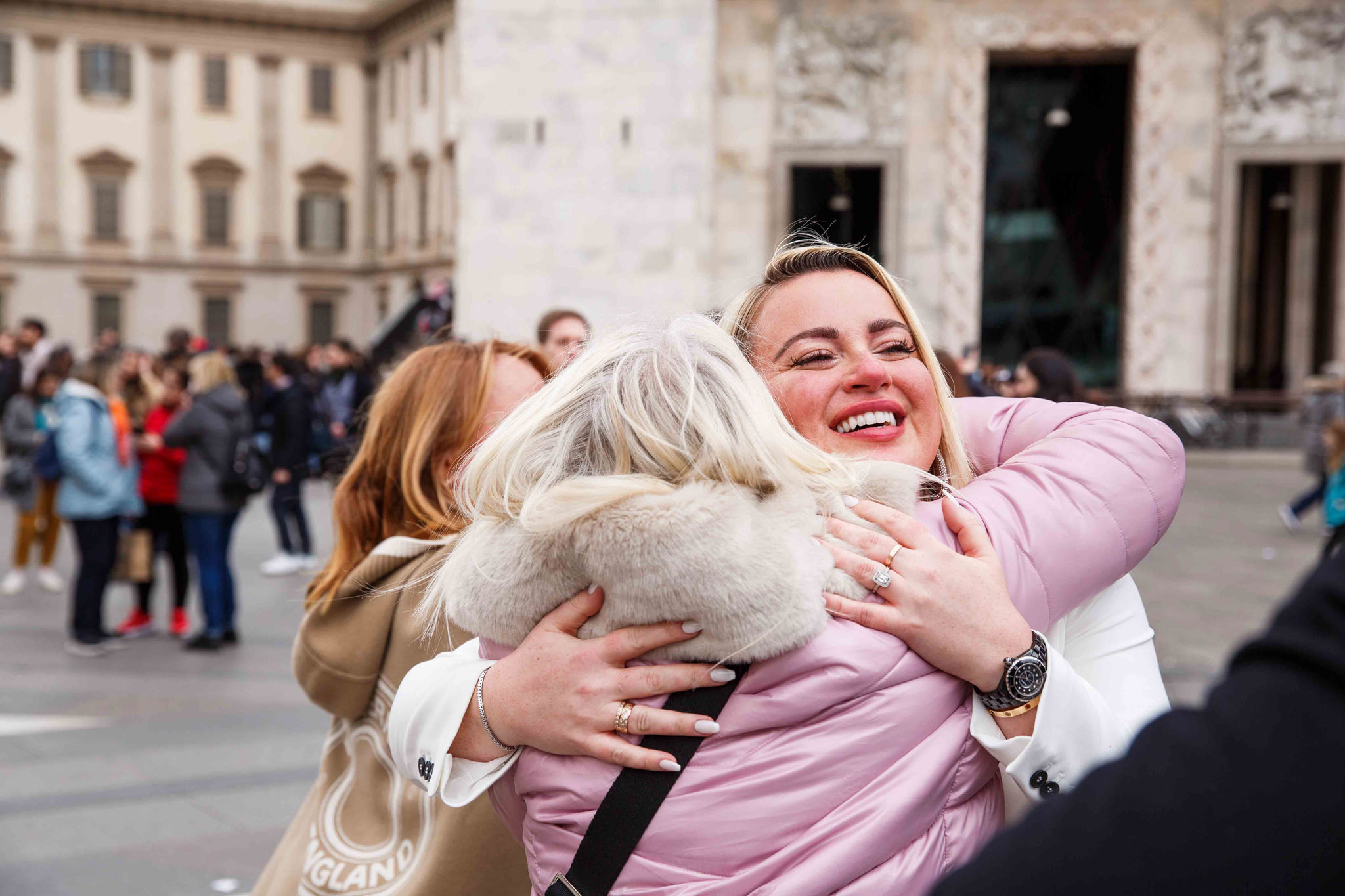 Madre e figlia che si abbracciano nella piazza del Duomo di Milano