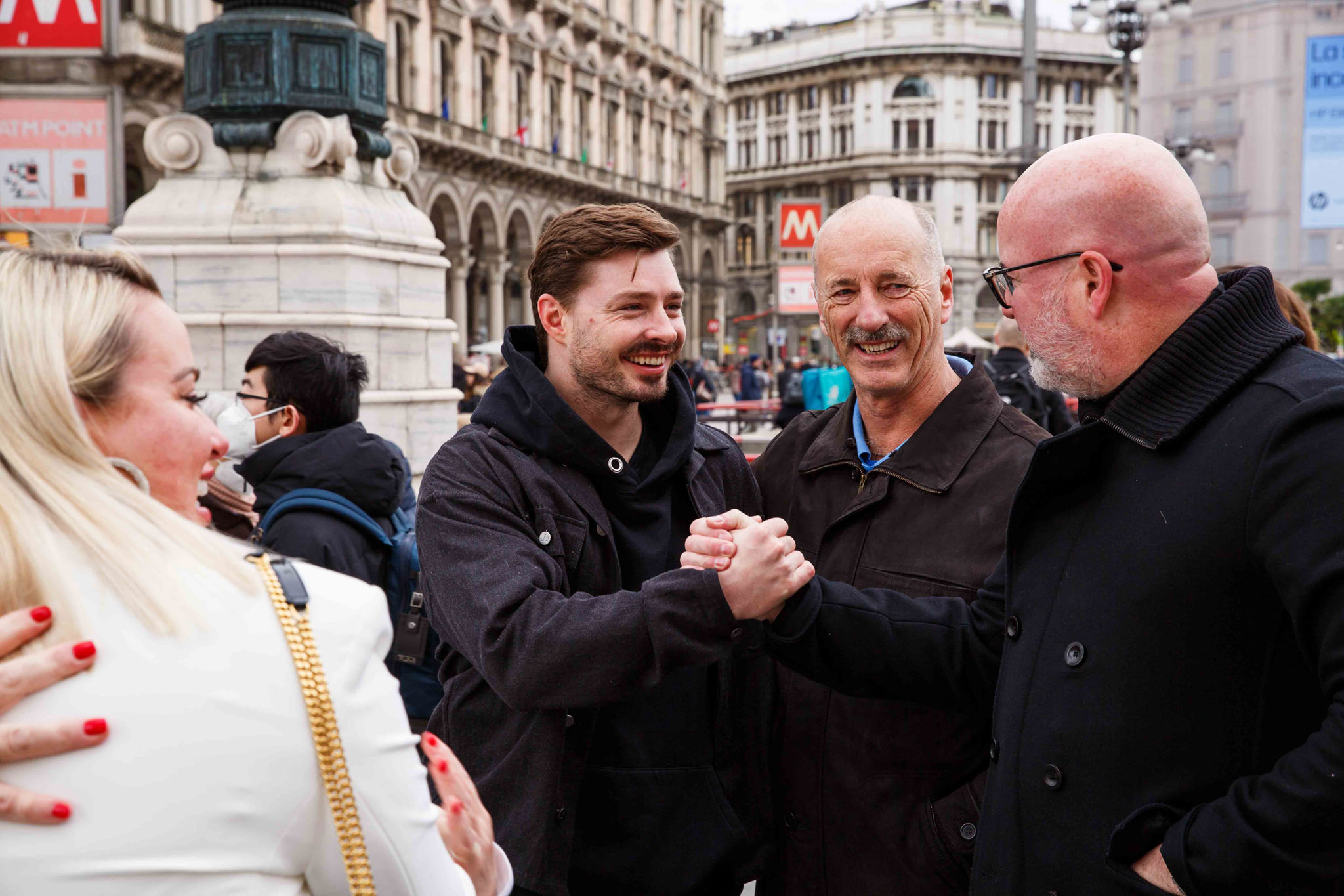 Due signori che si congratulano con il parente per la proposta di matrimonio
