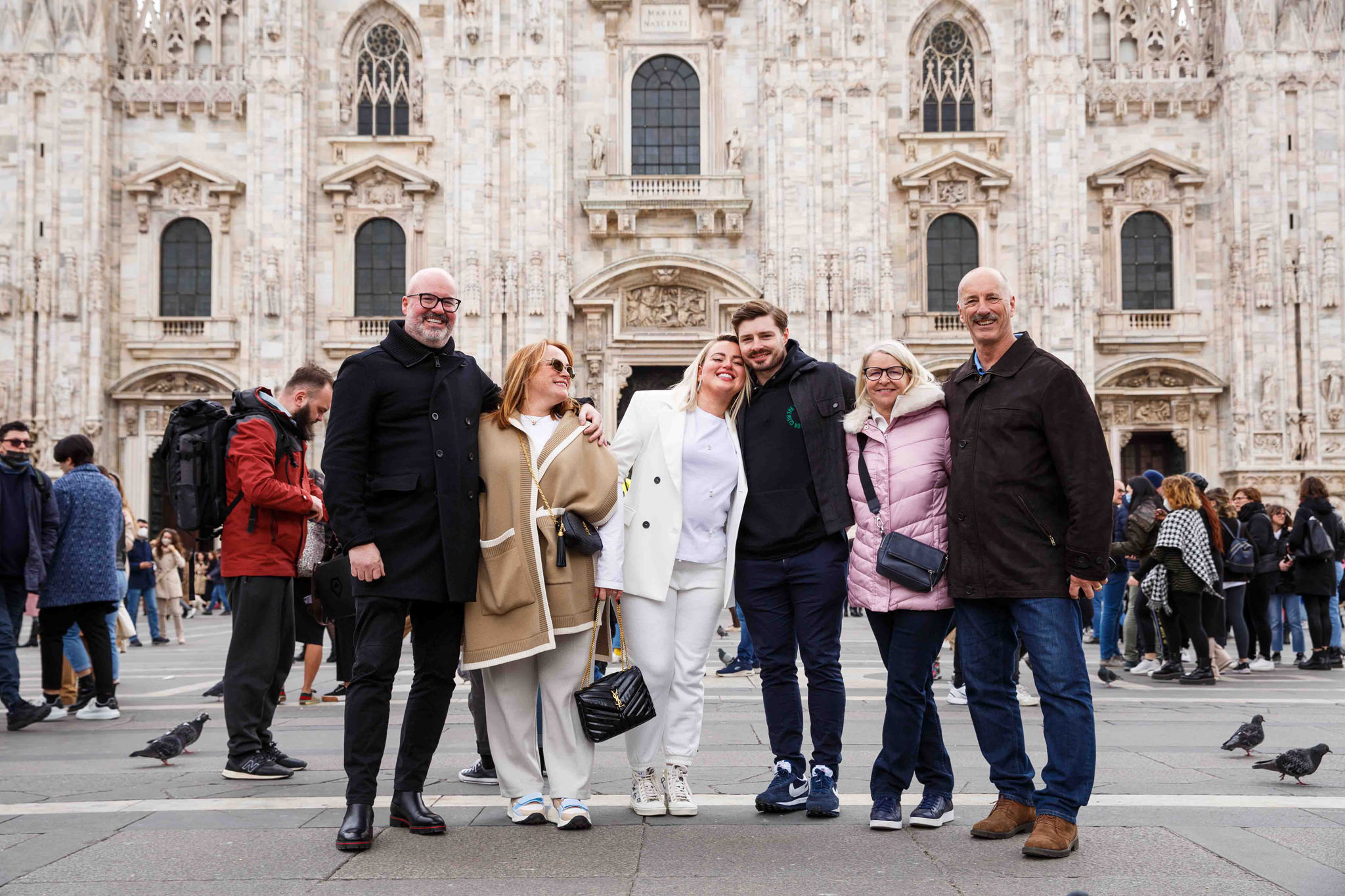 Foto di gruppo di fronte al duomo di Milano