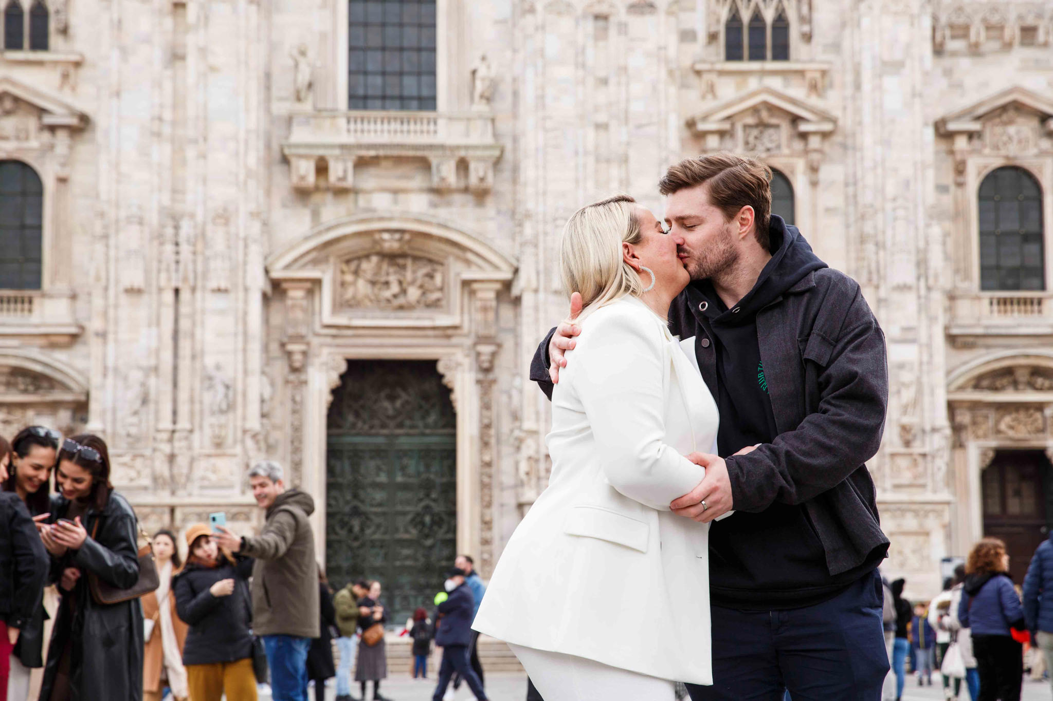 Coppia felice che si bacia sotto al Duomo di Milano