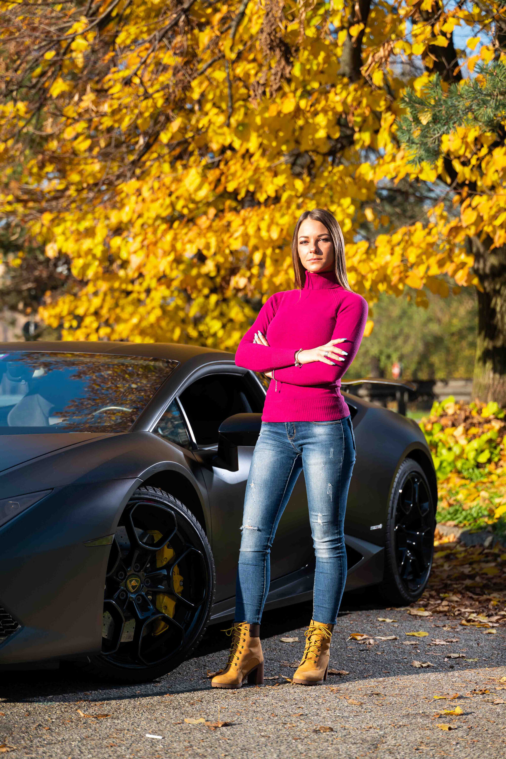 Foto ritratto ambientato lamborghini Donna insieme alla sua lamborghini in esterna