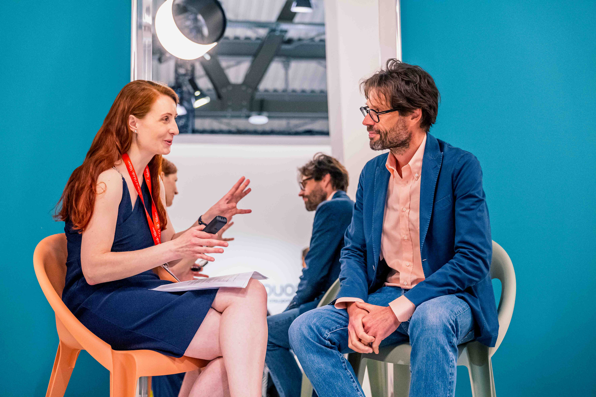 Giornalista intervista artista in stanza