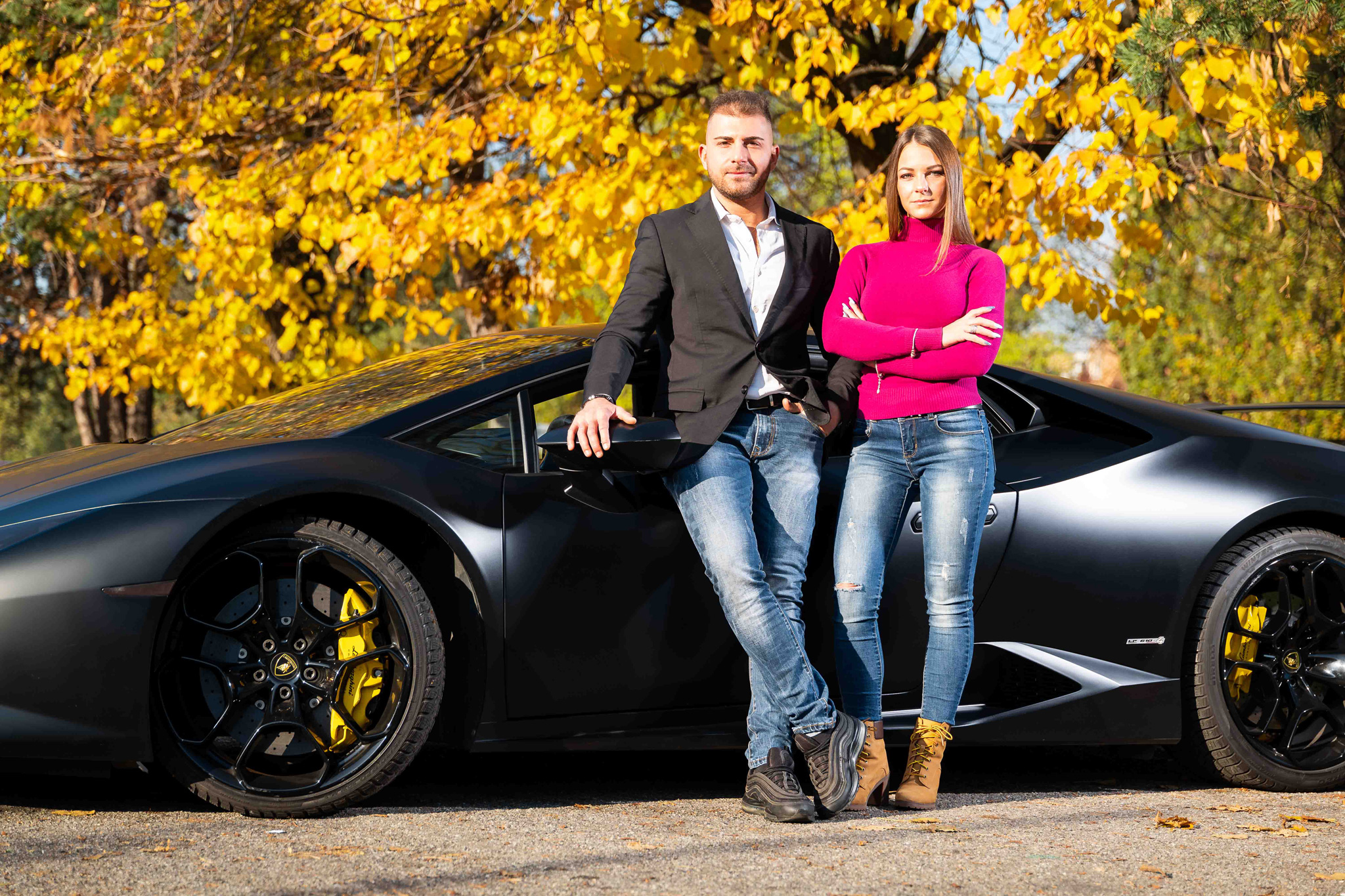 Foto ritratto ambientato lamborghini Donna e uomo insieme alla loro lamborghini in esterna