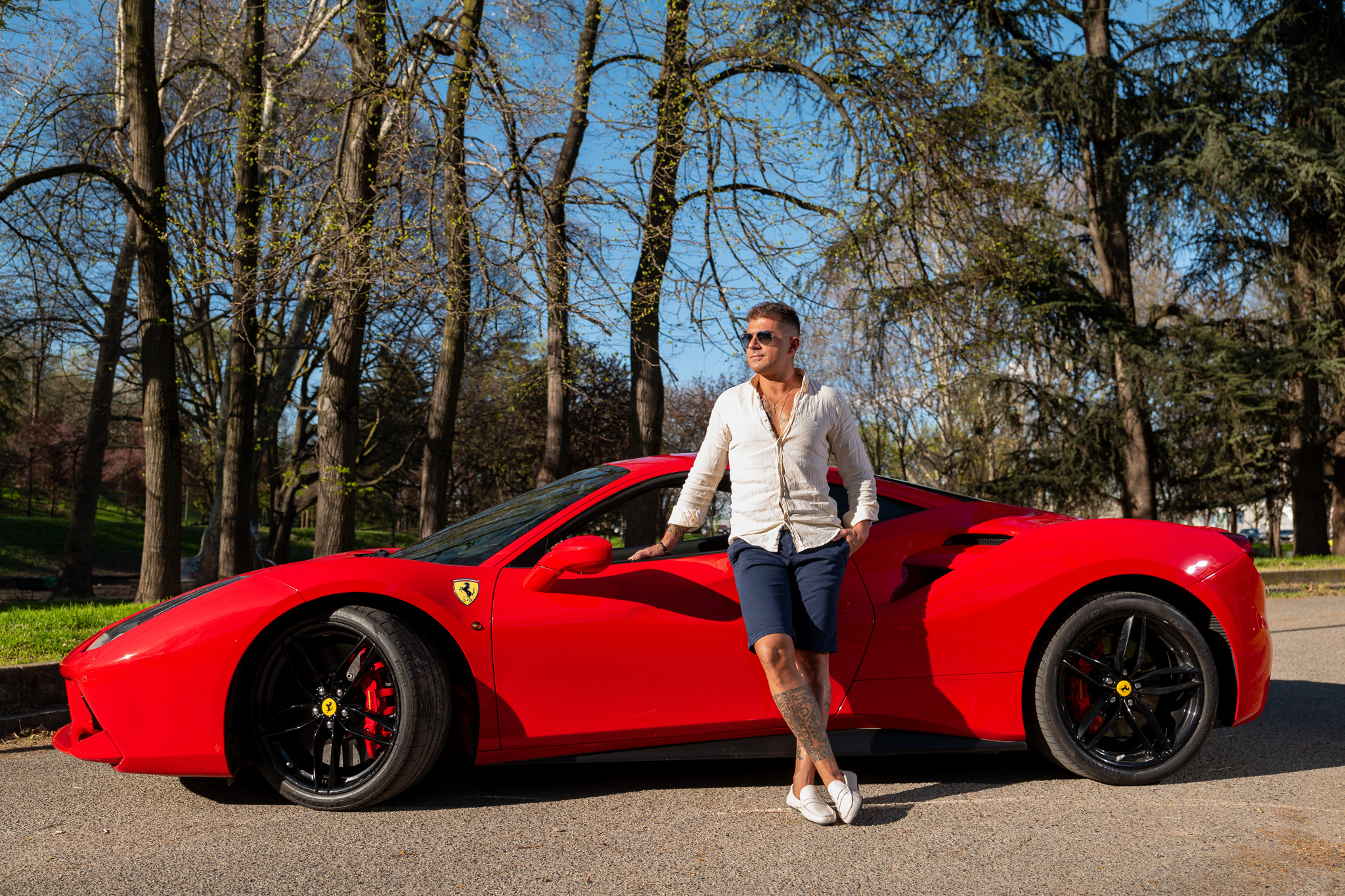 foto ritratto ambientato giuseppe catia Uomo con ferrari in esterna