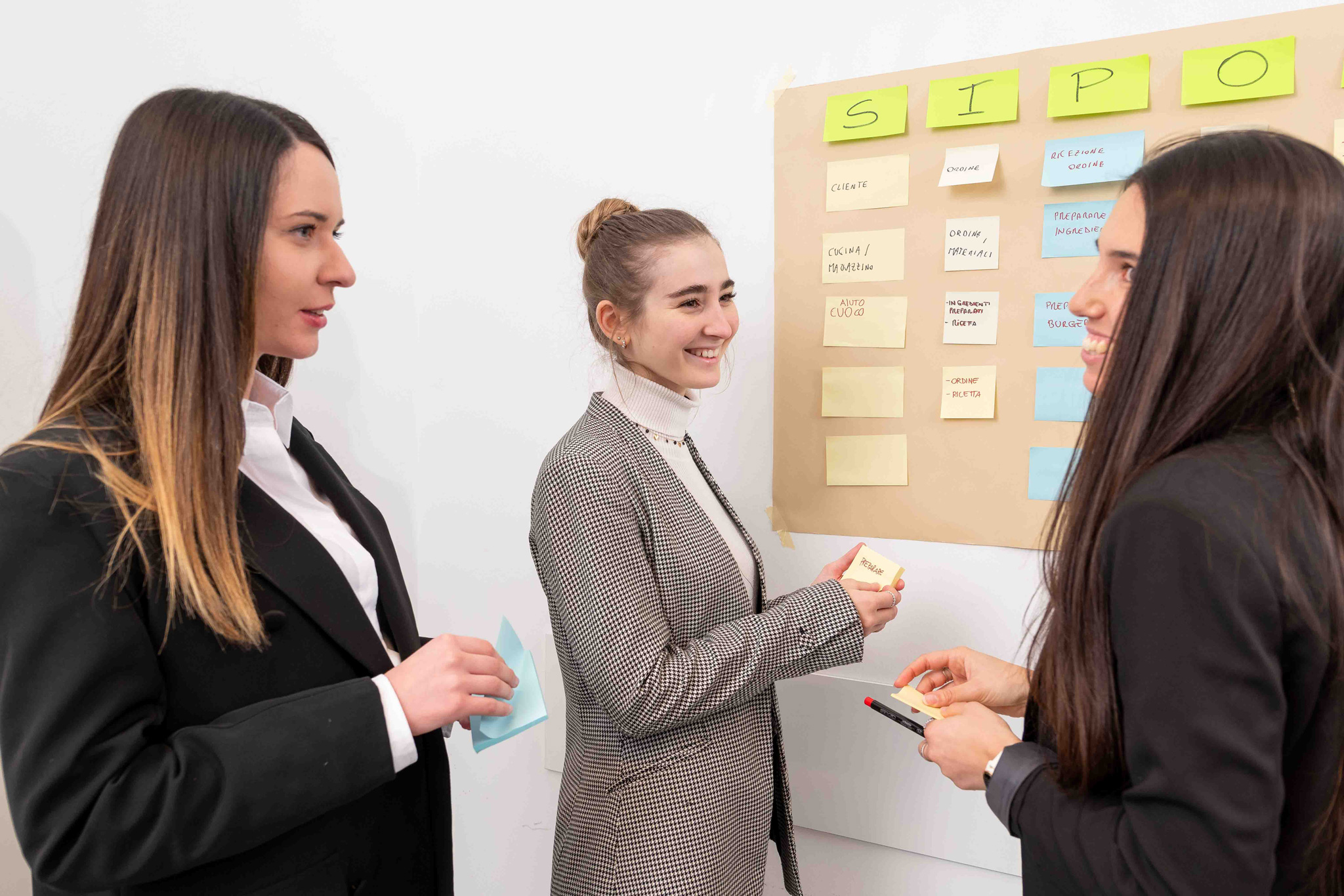 Foto business KyreTeam Colleghi che lavorano insieme su lavagna