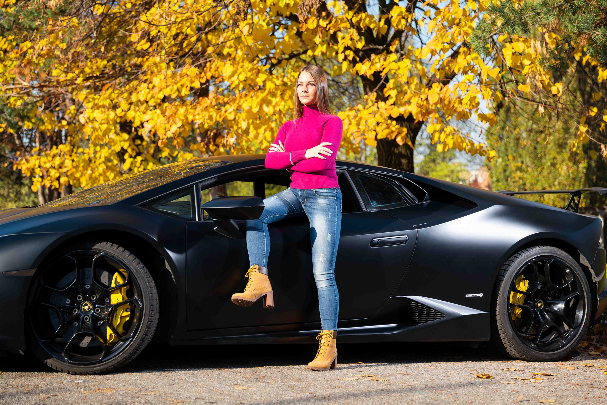 Foto ritratto ambientato lamborghini Donna insieme alla sua lamborghini in esterna