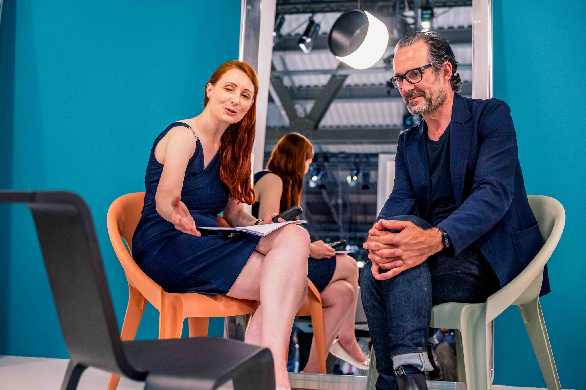 Giornalista intervista artista in stanza blu