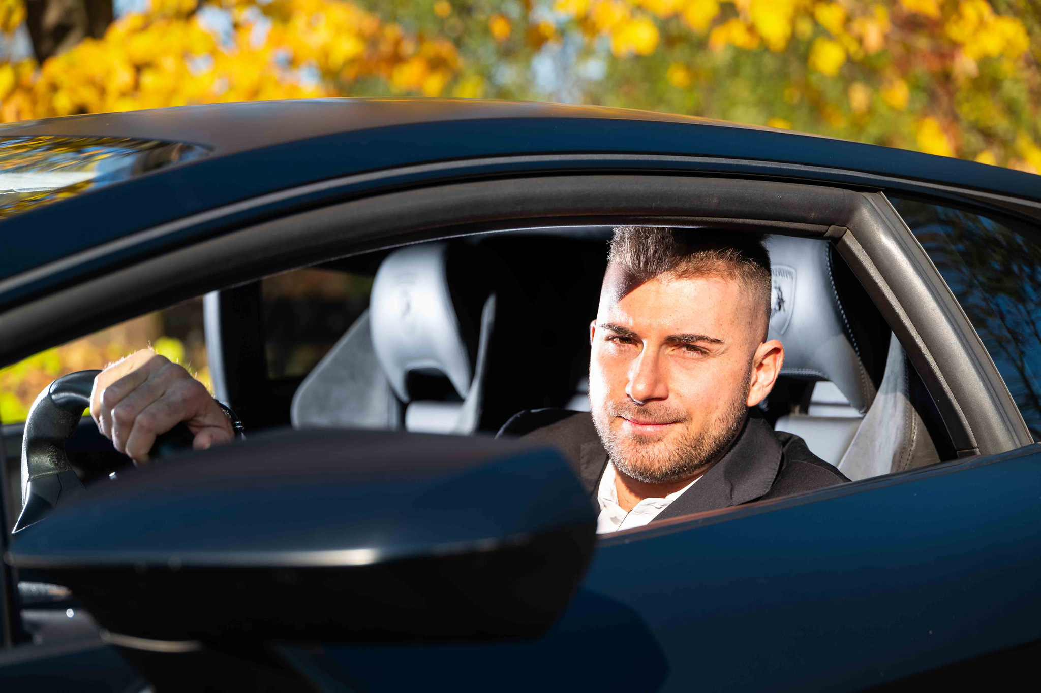 Foto ritratto ambientato lamborghini Uomo dentro la sua lamborghini in esterna