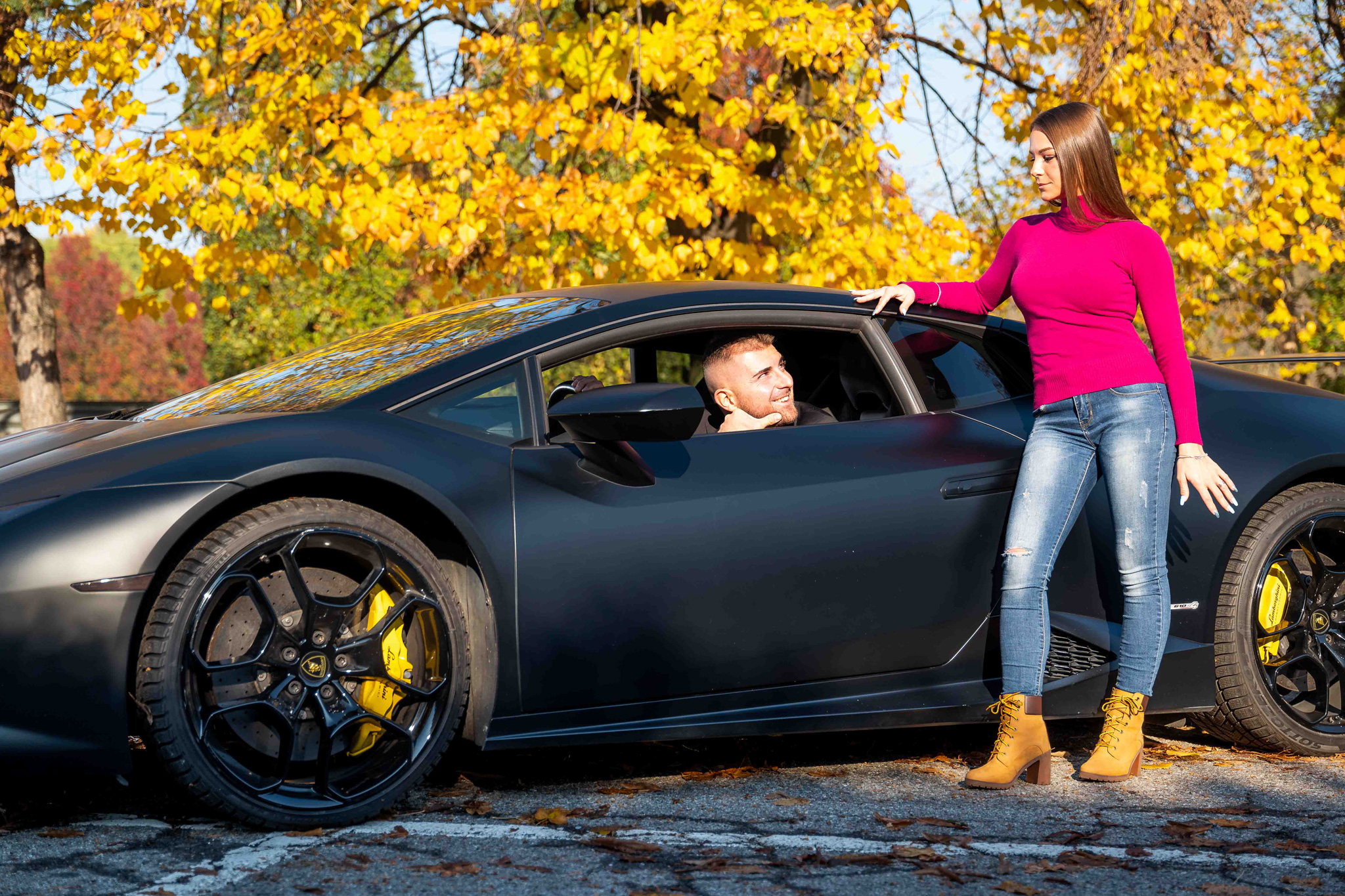 Foto ritratto ambientato lamborghini Donna e uomo insieme alla loro lamborghini in esterna