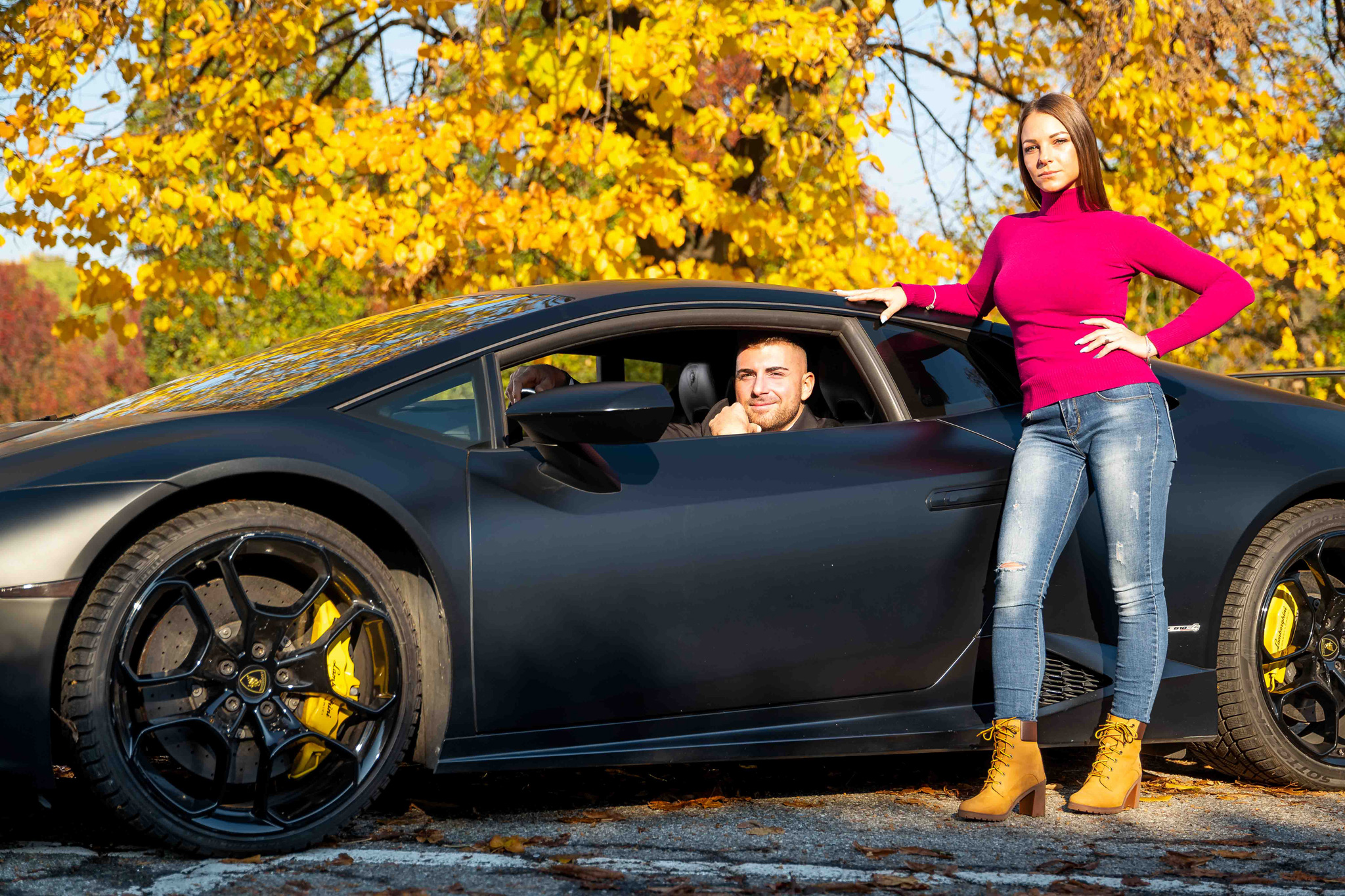 Foto ritratto ambientato lamborghini Donna e uomo insieme alla loro lamborghini in esterna