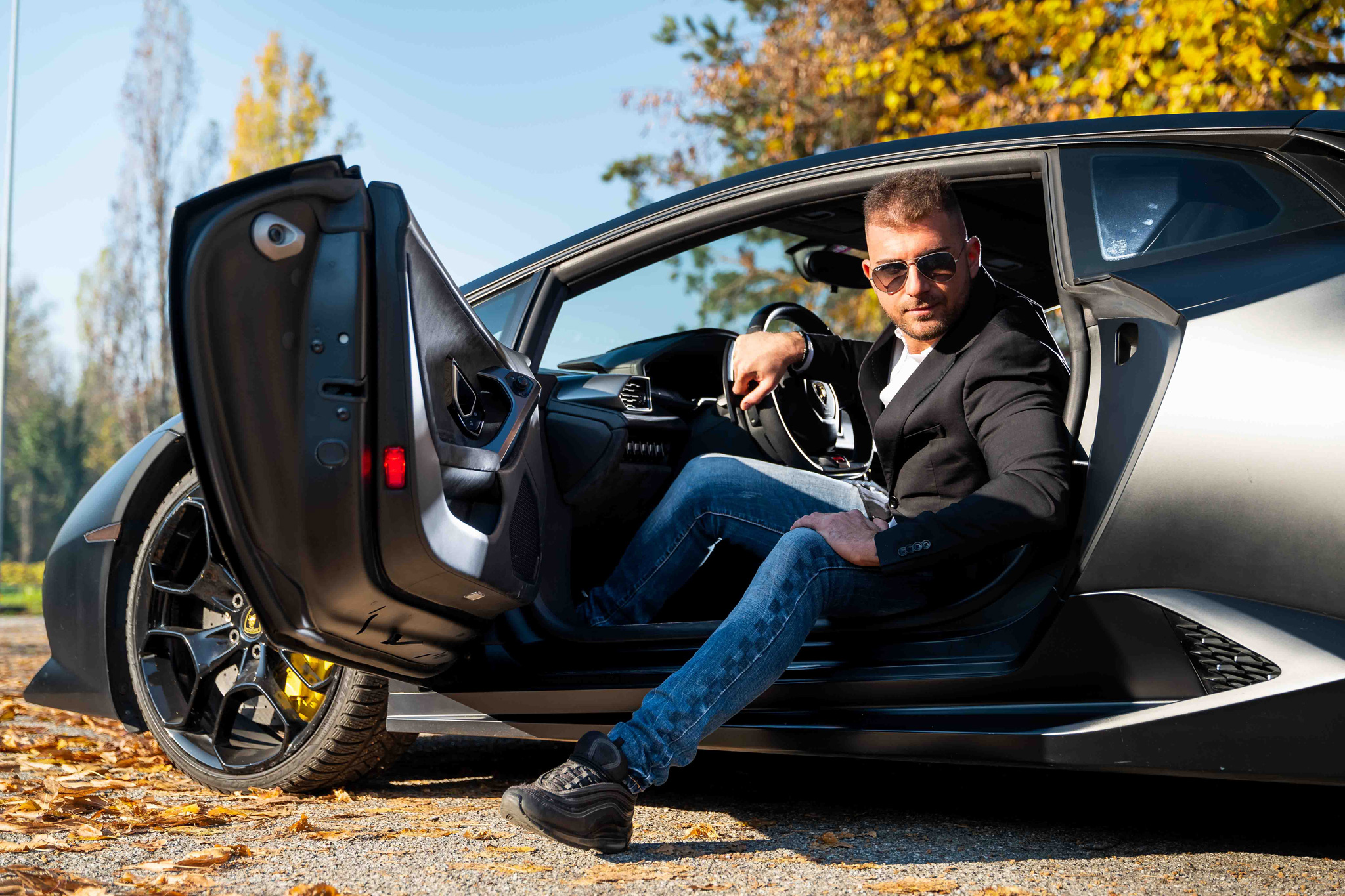 Foto ritratto ambientato lamborghini Uomo dentro la sua lamborghini in esterna