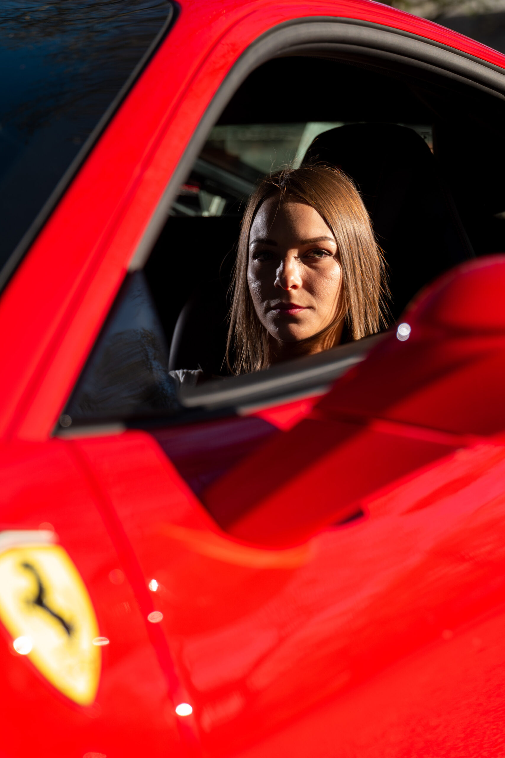 foto ritratto ambientato giuseppe catia Donna dentro la sua ferrari in esterna