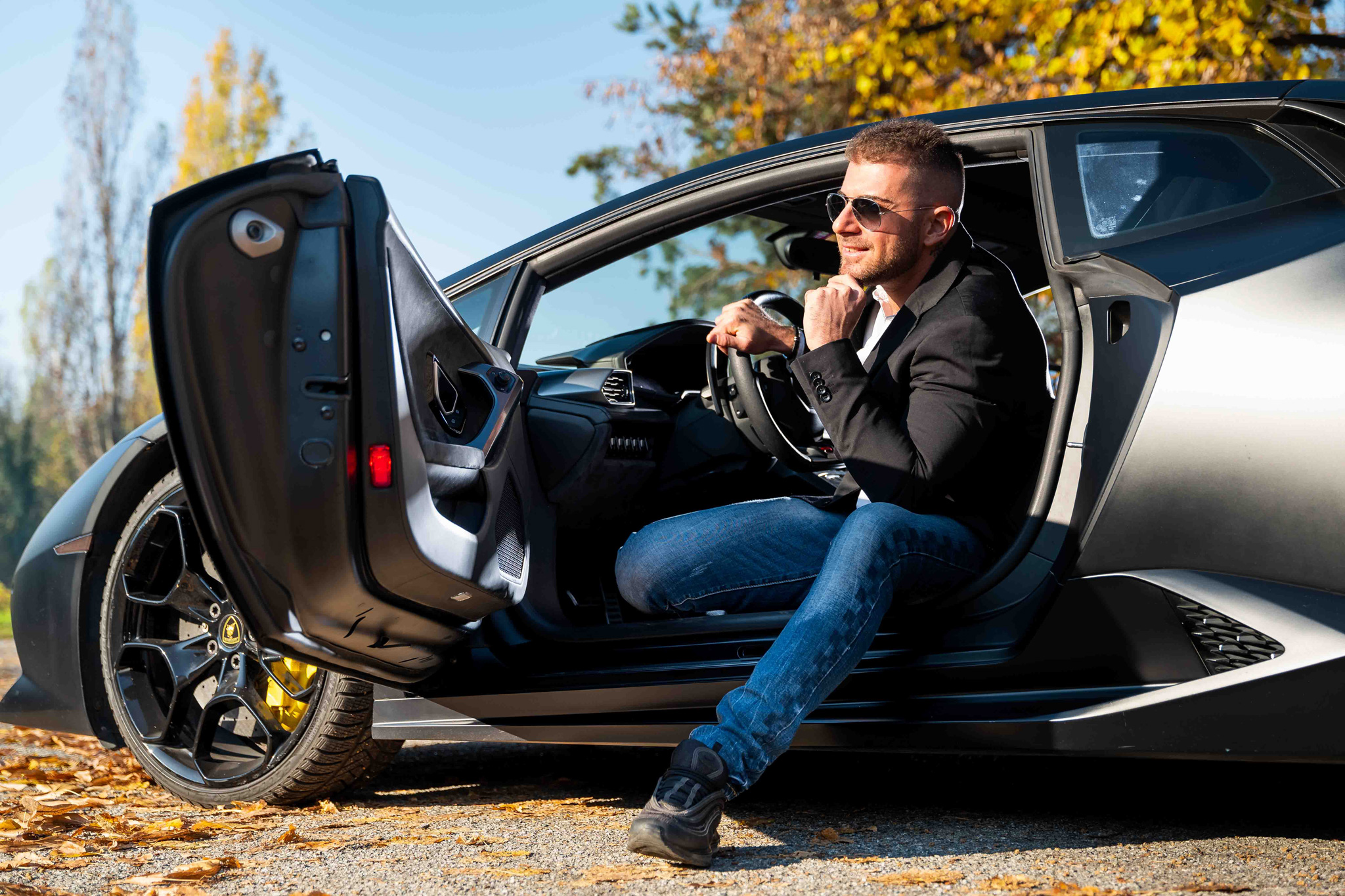 Foto ritratto ambientato lamborghini Uomo dentro la sua lamborghini in esterna