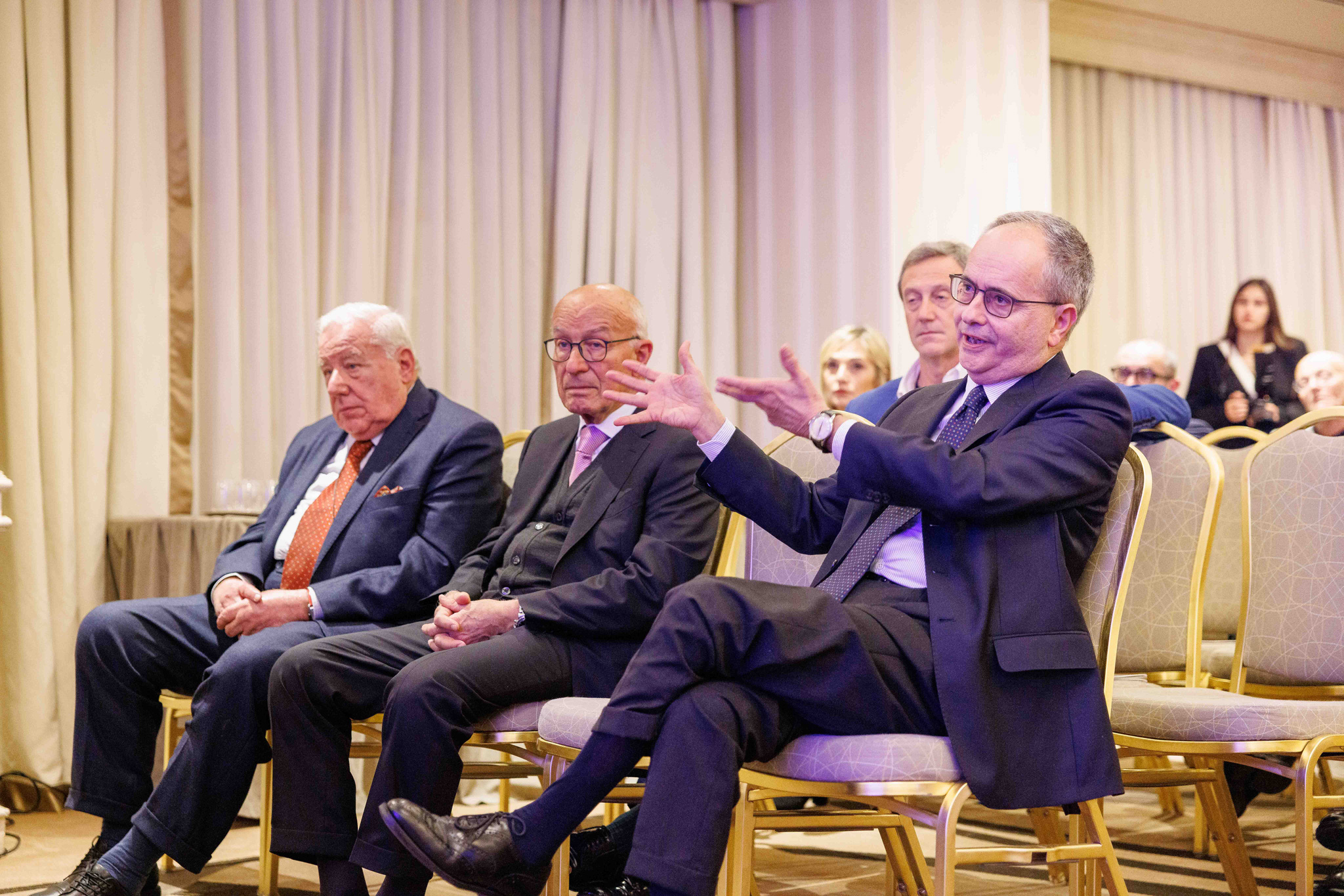Foto evento business upiveb Foto di CEO che parla con il presentatore alla conferenza all'hotel principe di savoia a Milano