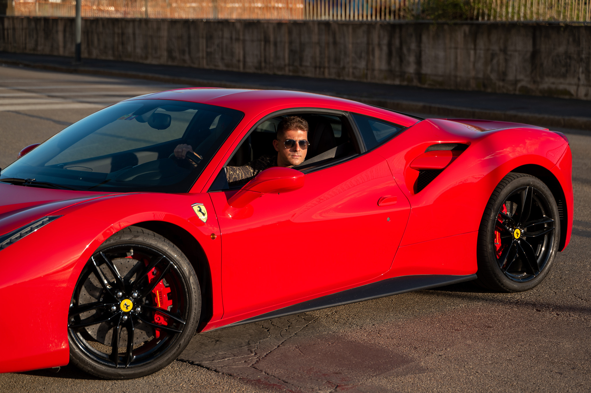 foto ritratto ambientato giuseppe catia Uomo dentro la sua ferrari in esterna