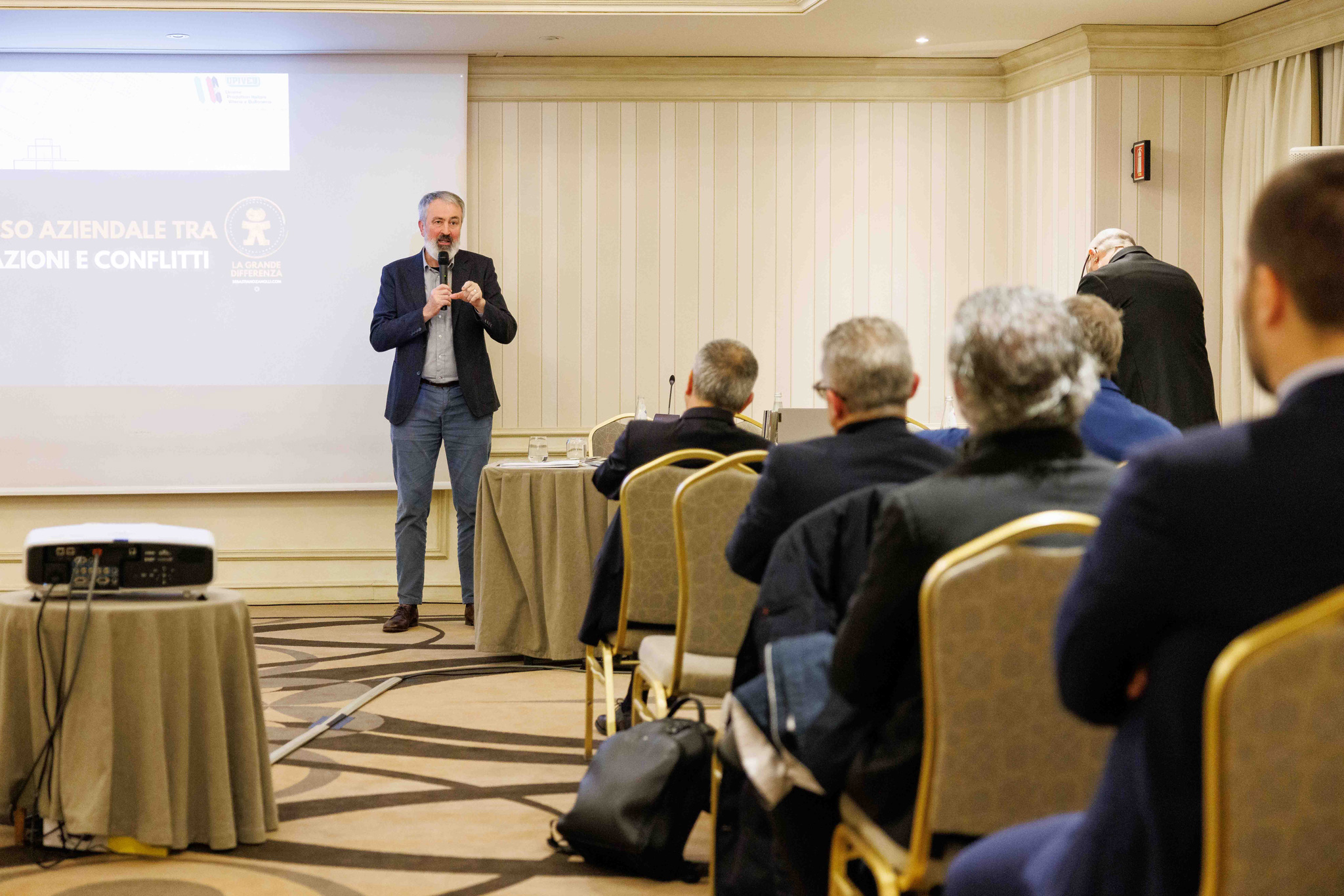 Foto evento business upiveb Foto di presentatore CEO che parla agli spettatori alla conferenza all'hotel principe di savoia a Milano