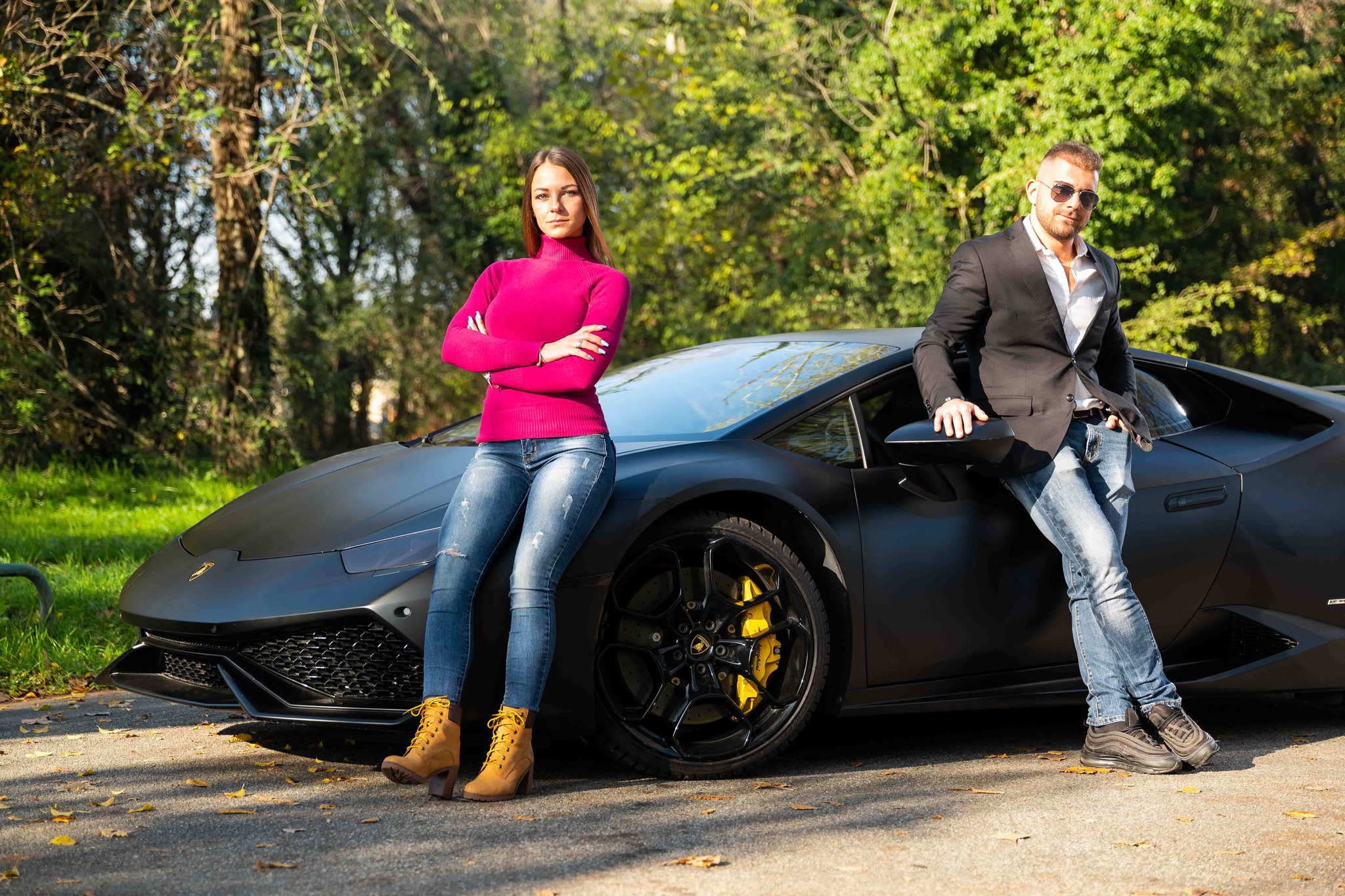 Foto ritratto ambientato lamborghini Donna e uomo con lamborghini in esterna