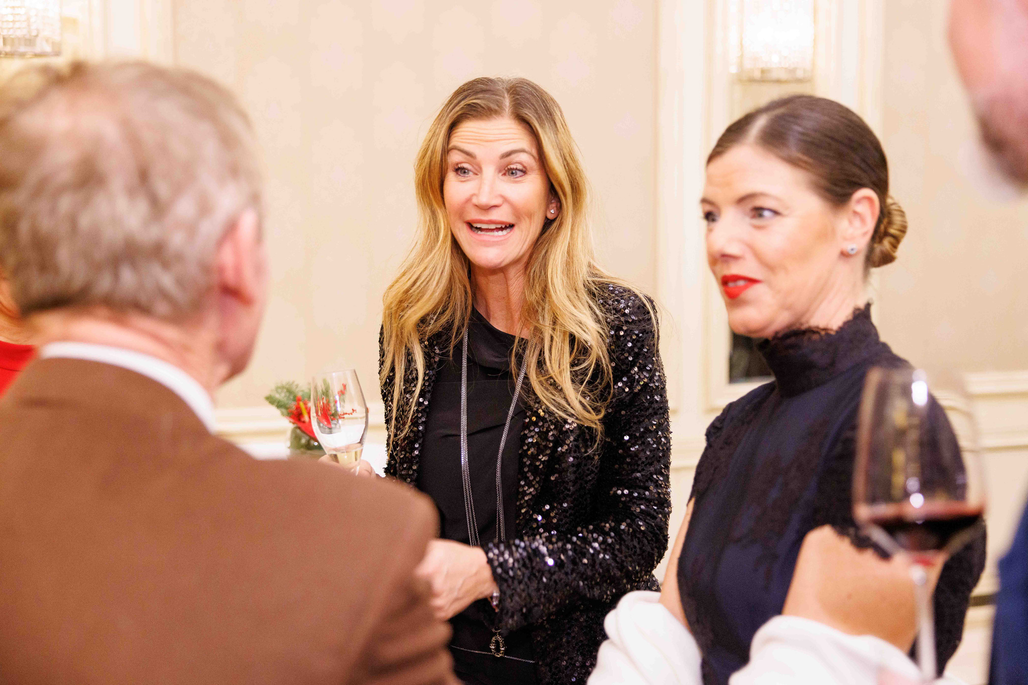 Foto evento business upiveb Colleghi che ridono e bevono all'evento UPIVEB all'hotel principe di savoia a Milano