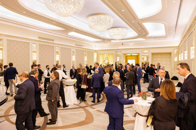 Panoramica dei colleghi all'aperitivo all'evento UPIVEB all'hotel principe di savoia a Milano