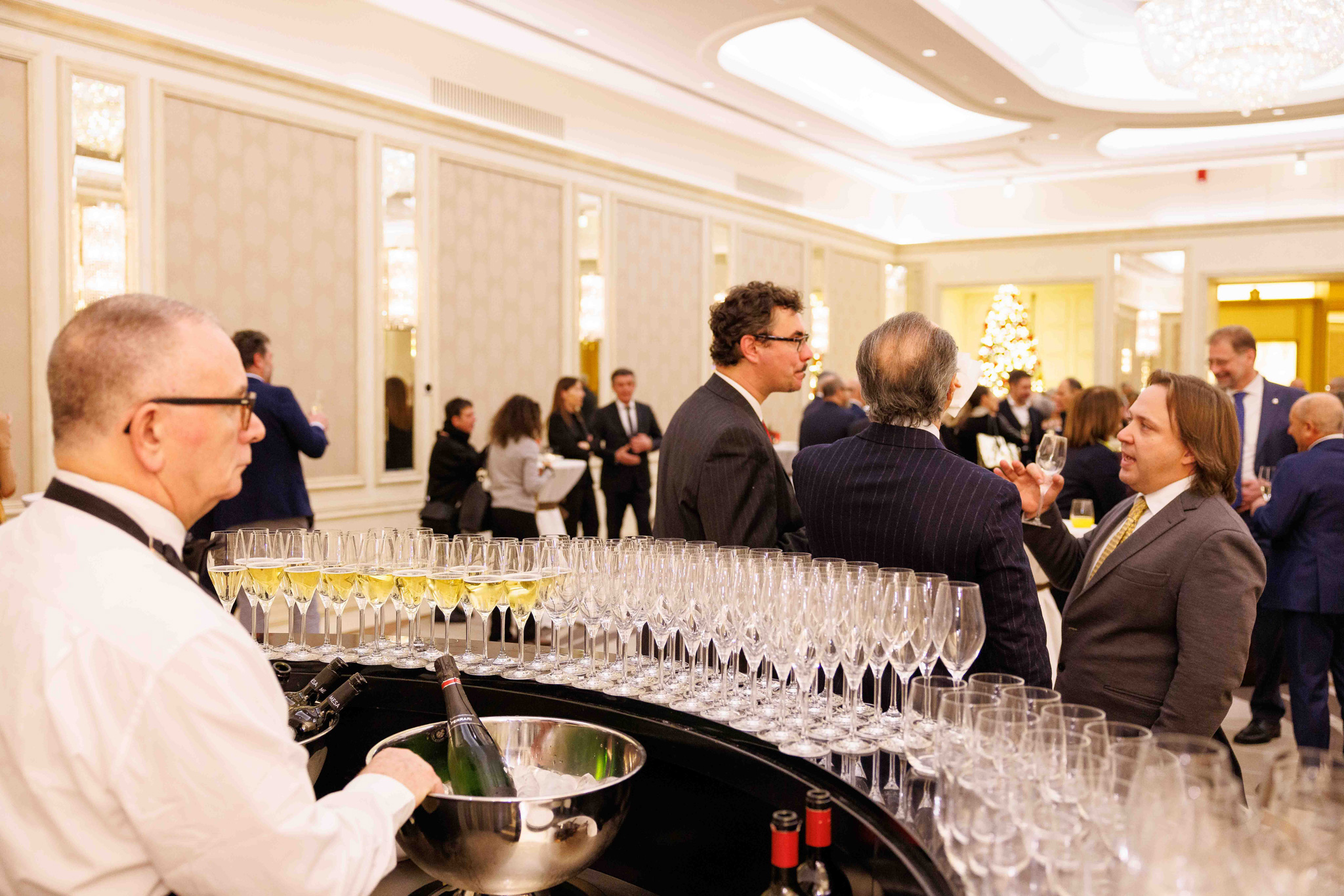 Foto evento business upiveb Bar e colleghi che bevono all'aperitivo dell'evento all'hotel principe di savoia a Milano