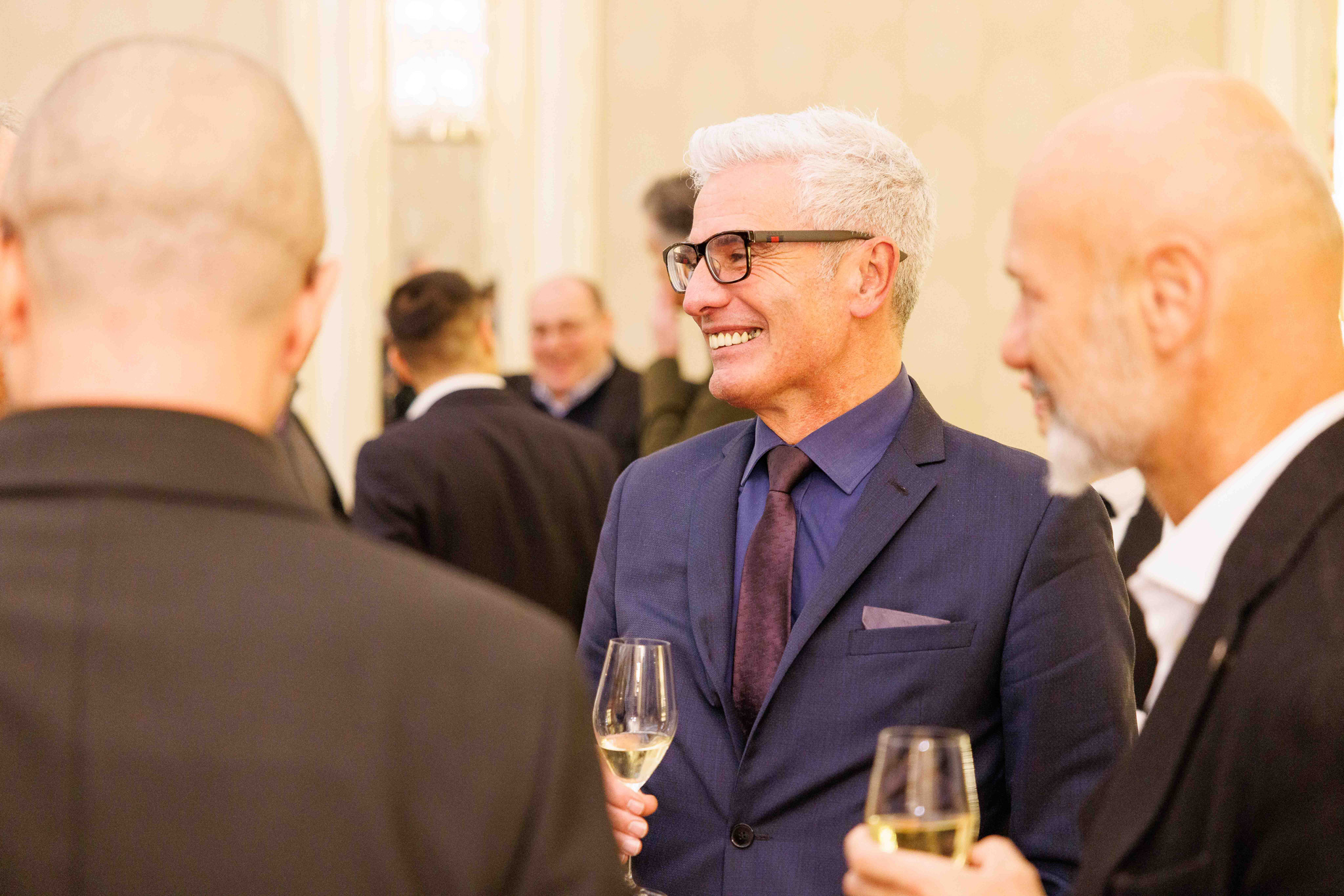 Foto evento business upiveb Uomo che ride con i colleghi all'evento UPIVEB all'hotel principe di savoia a Milano