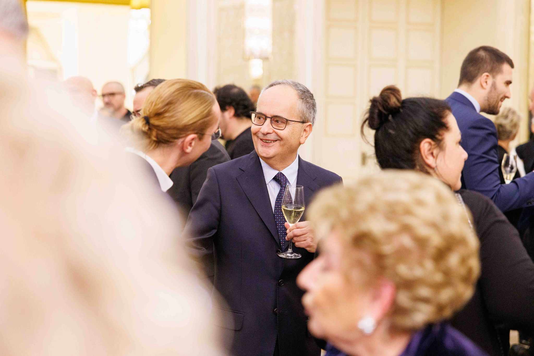 Foto evento business upiveb CEO che ride con i colleghi all'evento UPIVEB all'hotel principe di savoia a Milano