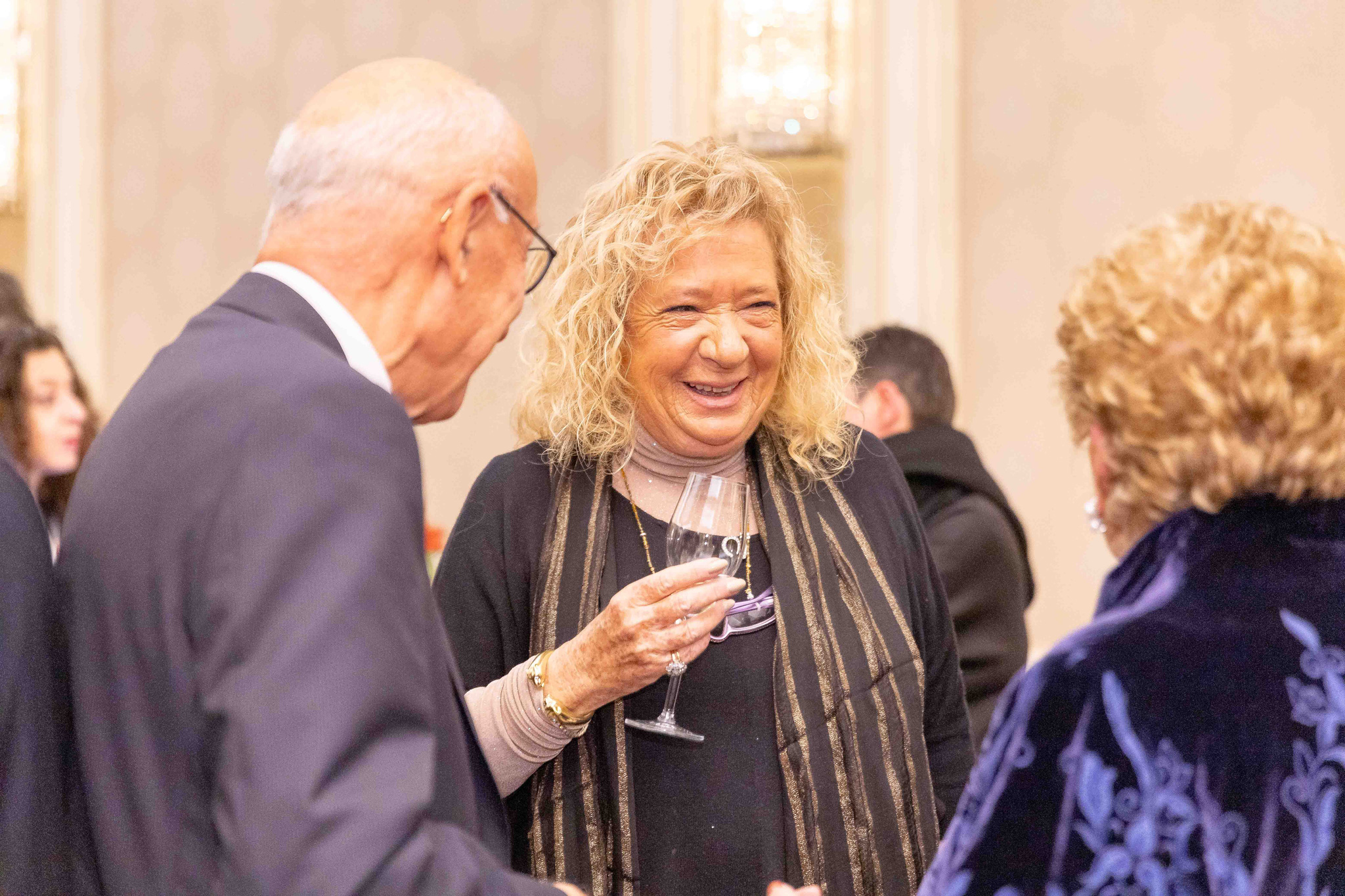 Foto evento business upiveb Signora che ride con i colleghi