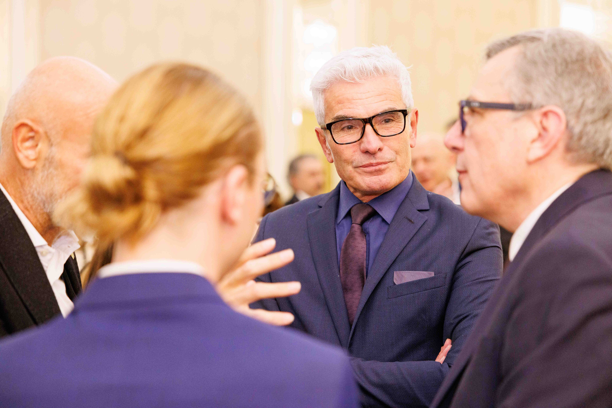 Foto evento business upiveb Uomo che ascolta i suoi colleghi ad un evento