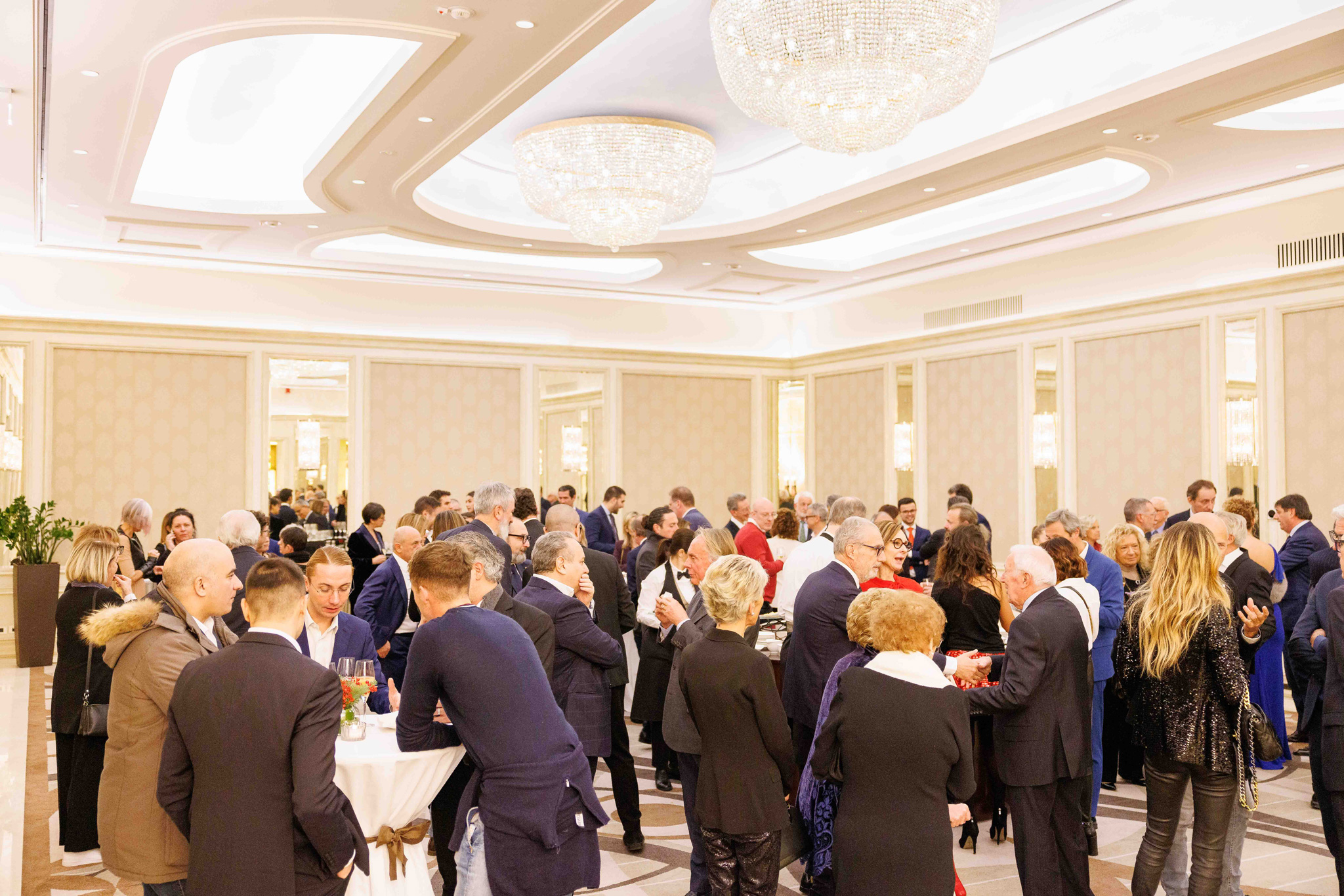 Foto evento business upiveb Panoramica dei colleghi all'aperitivo all'evento UPIVEB all'hotel principe di savoia a Milano