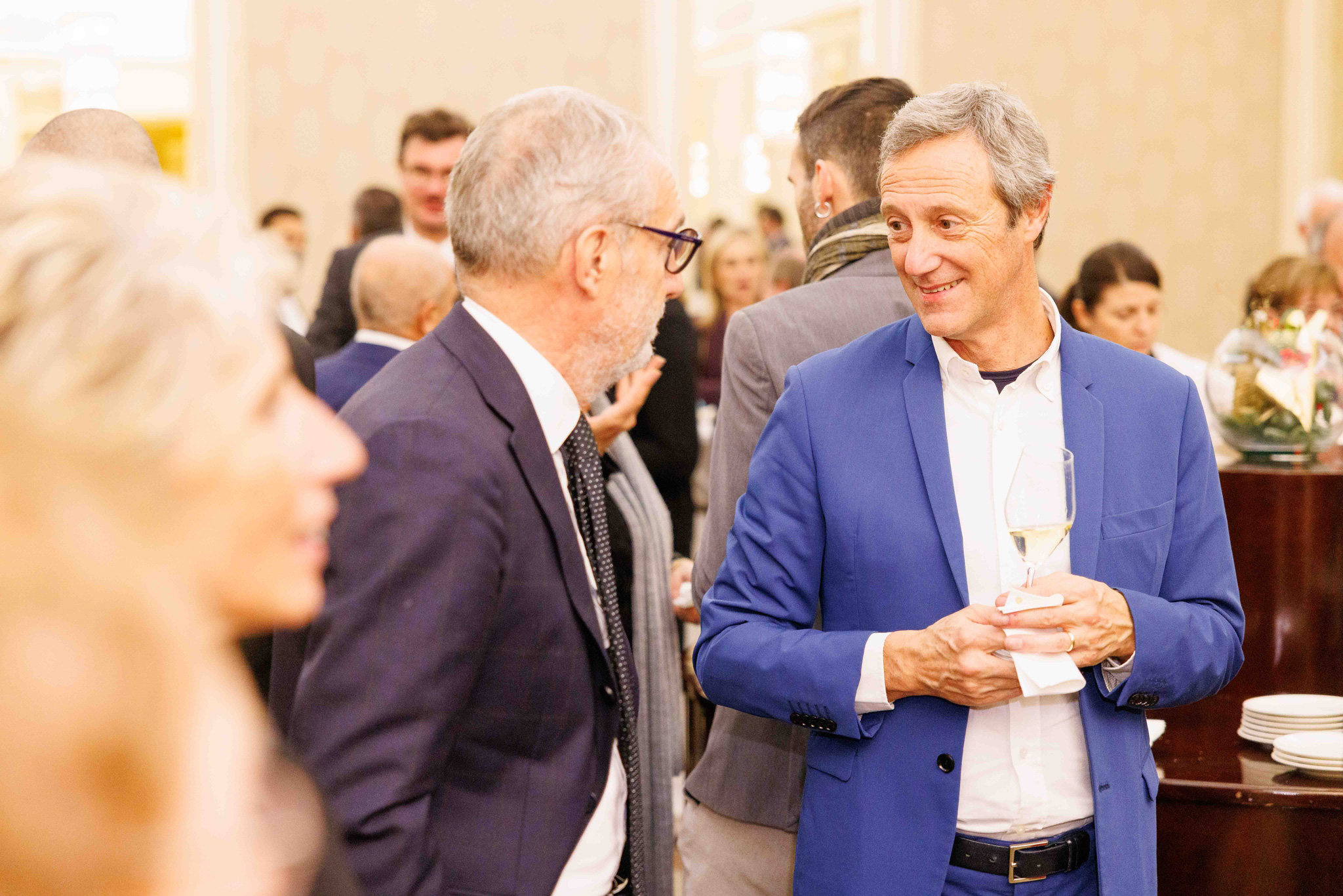Foto evento business upiveb Uomo che parla con il suo collega durante l'aperitivo