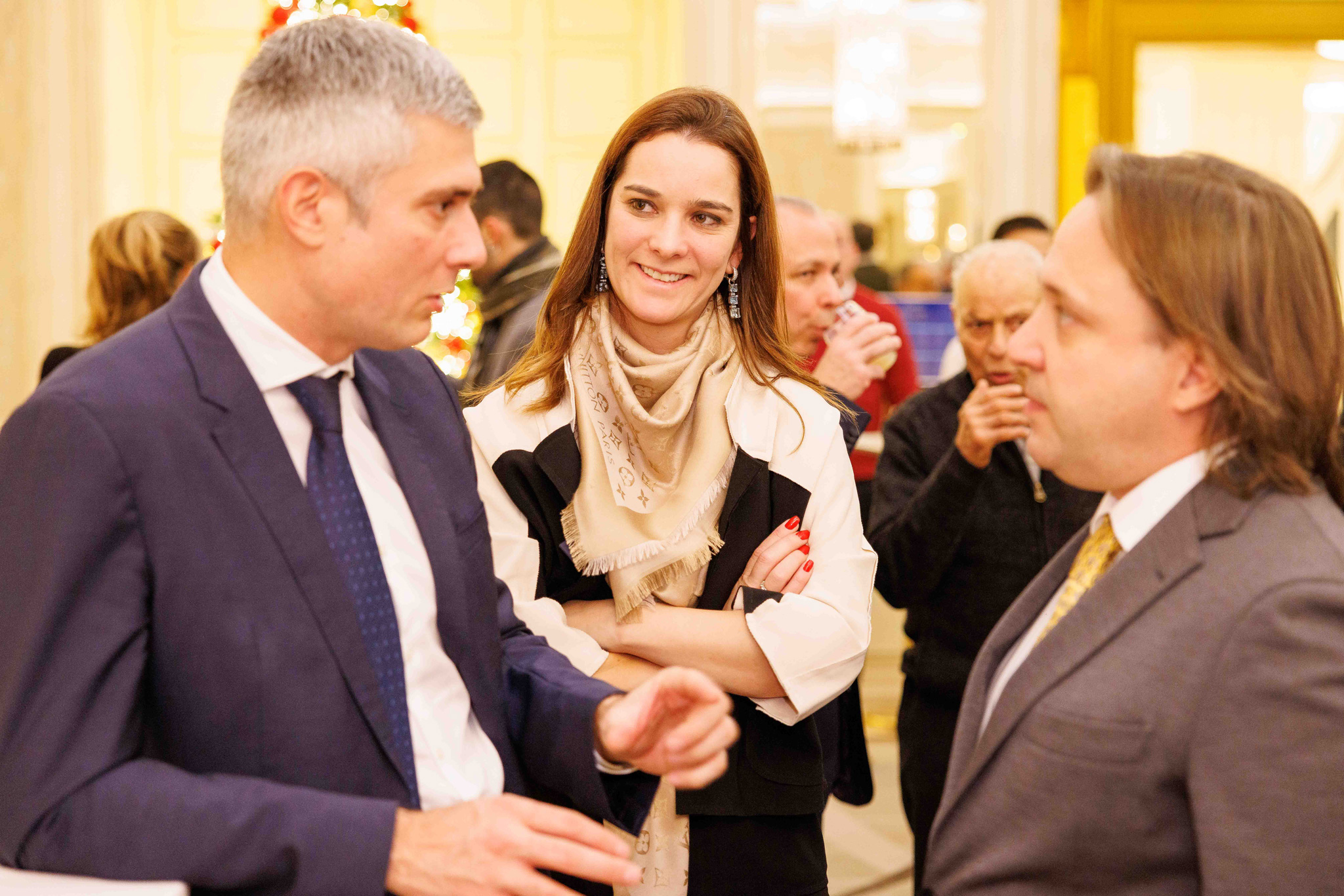 Foto evento business upiveb Donna che beve e ride insieme ai suoi colleghi durante aperitivo all'evento UPIVEB all'hotel principe di savoia