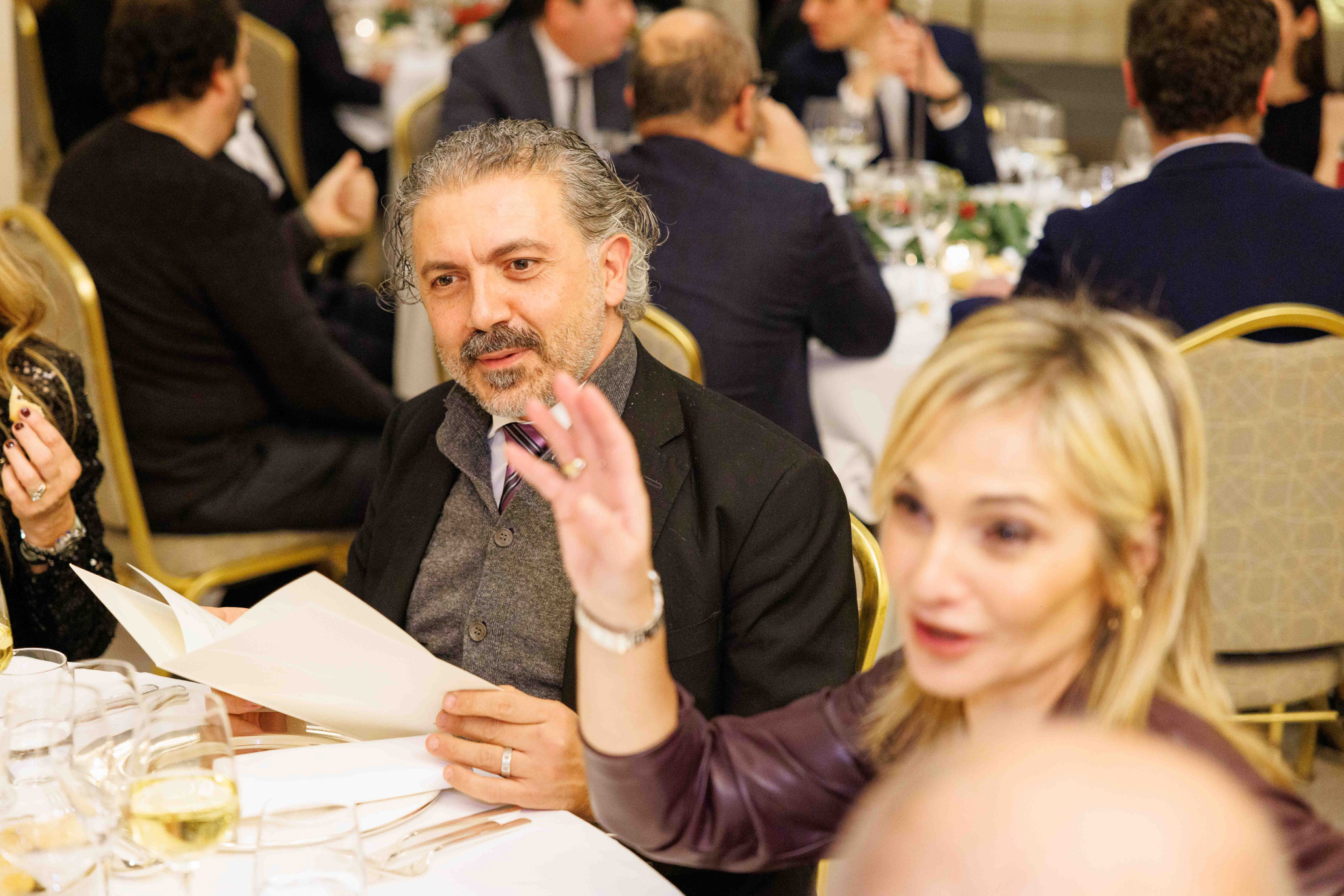 Foto evento business upiveb Colleghi che ridono durante la cena dell'evento di fine anno UPIVEB all'hotel principe di savoia a Milano