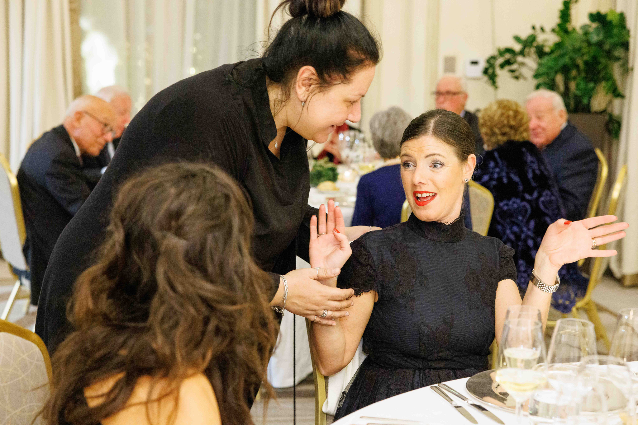 Foto evento business upiveb Colleghi che ridono durante cena all'hotel principe di savoia