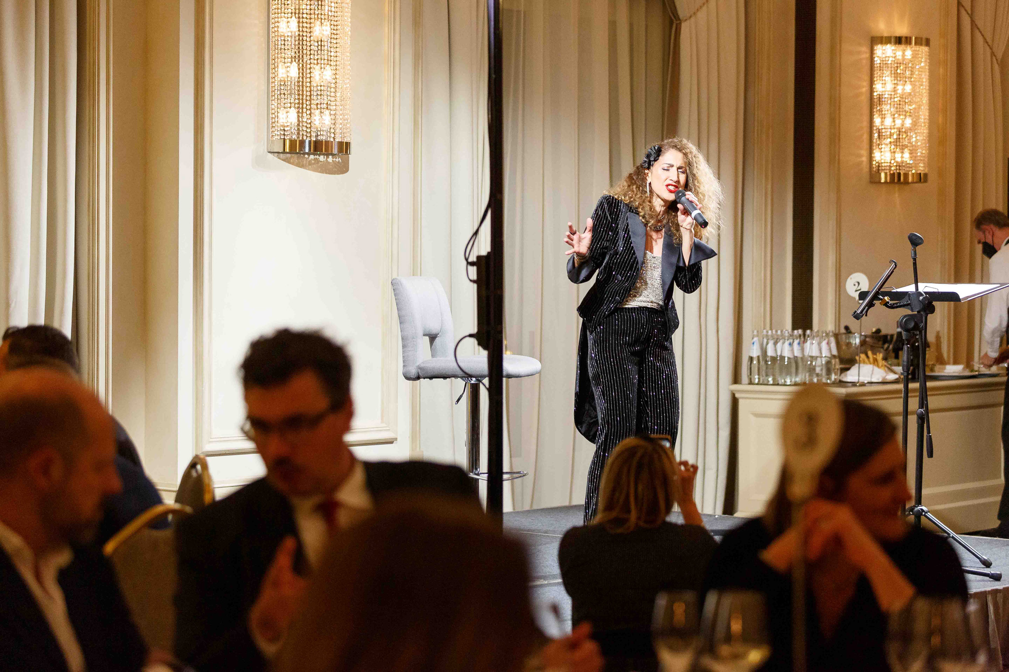 Foto evento business upiveb Cantante durante la sua esibizione all'hotel principe di savoia