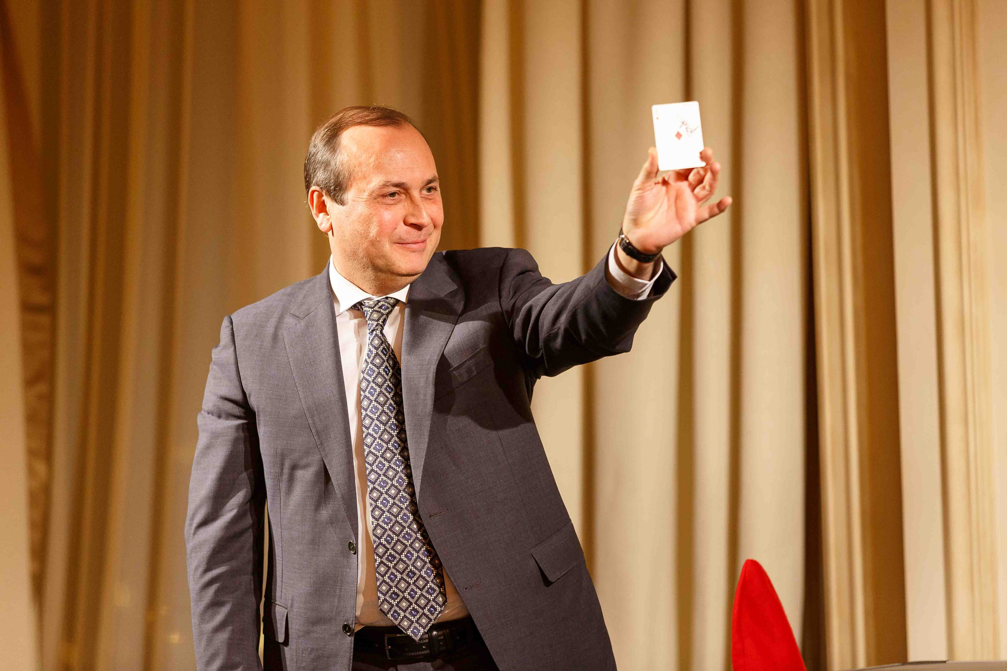Foto evento business upiveb Spettatore che mostra la carta pescata durante lo spettacolo di magia