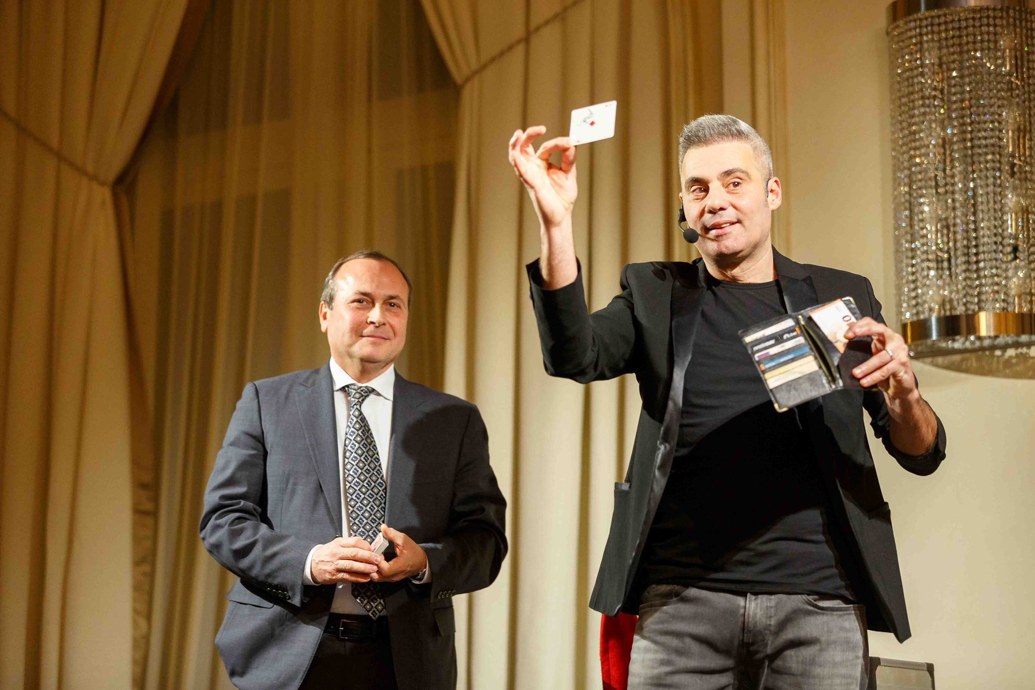 Foto evento business upiveb Illusionista mostra la carta pescata dal portafoglio dello spettatore