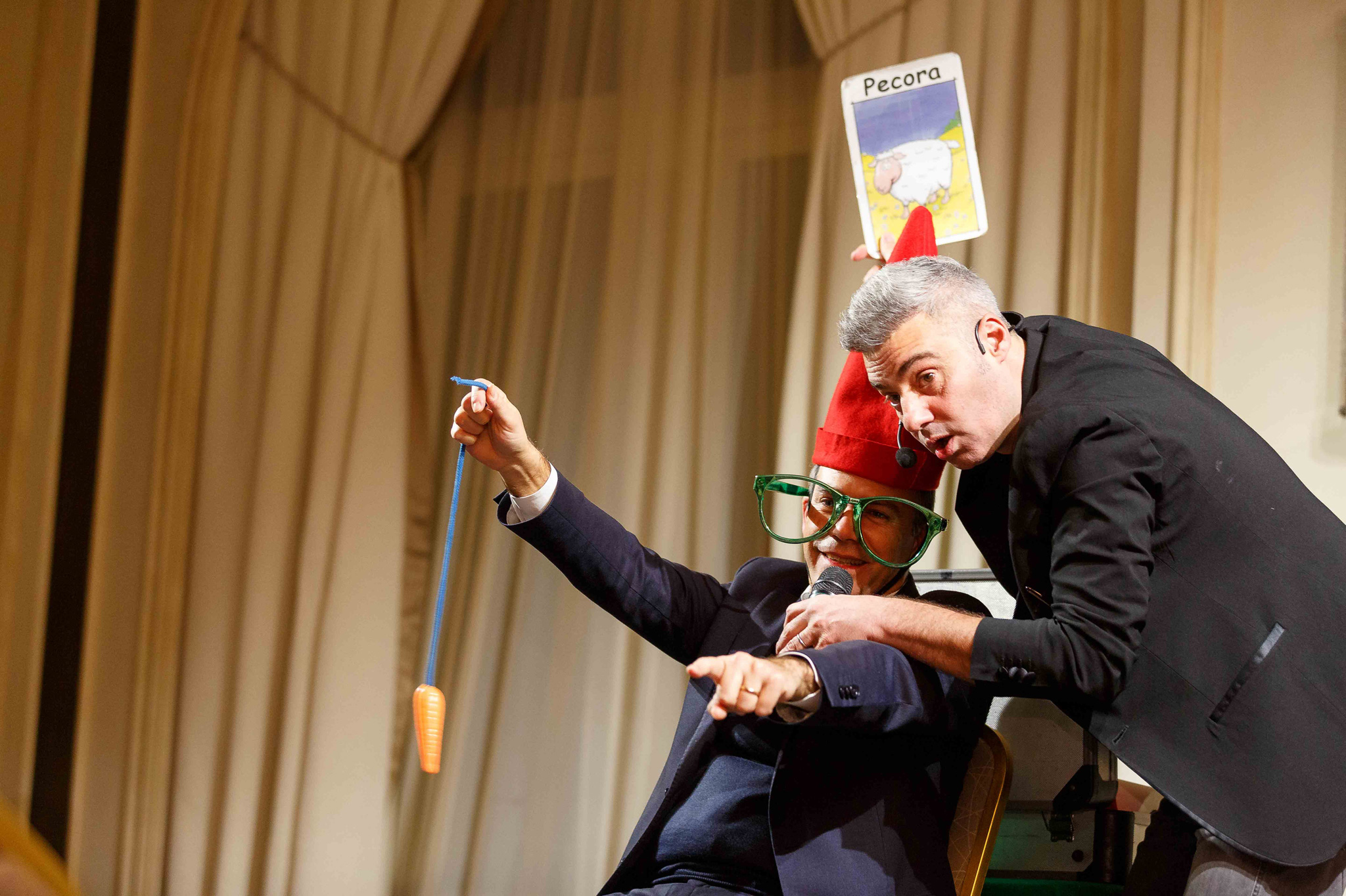 Foto evento business upiveb Illusionista si prende gioco di spettatore durante lo spettacolo all'hotel principe di savoia a Milano
