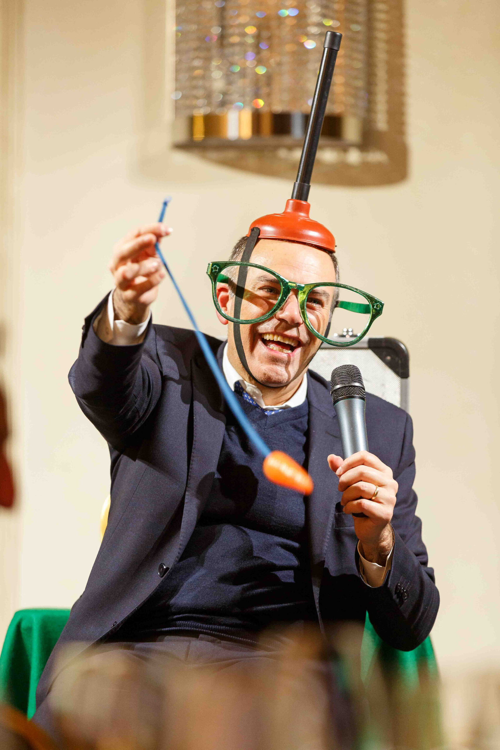 Foto evento business upiveb Spettatore con decorazioni buffe durante spettacolo all'hotel principe di savoia