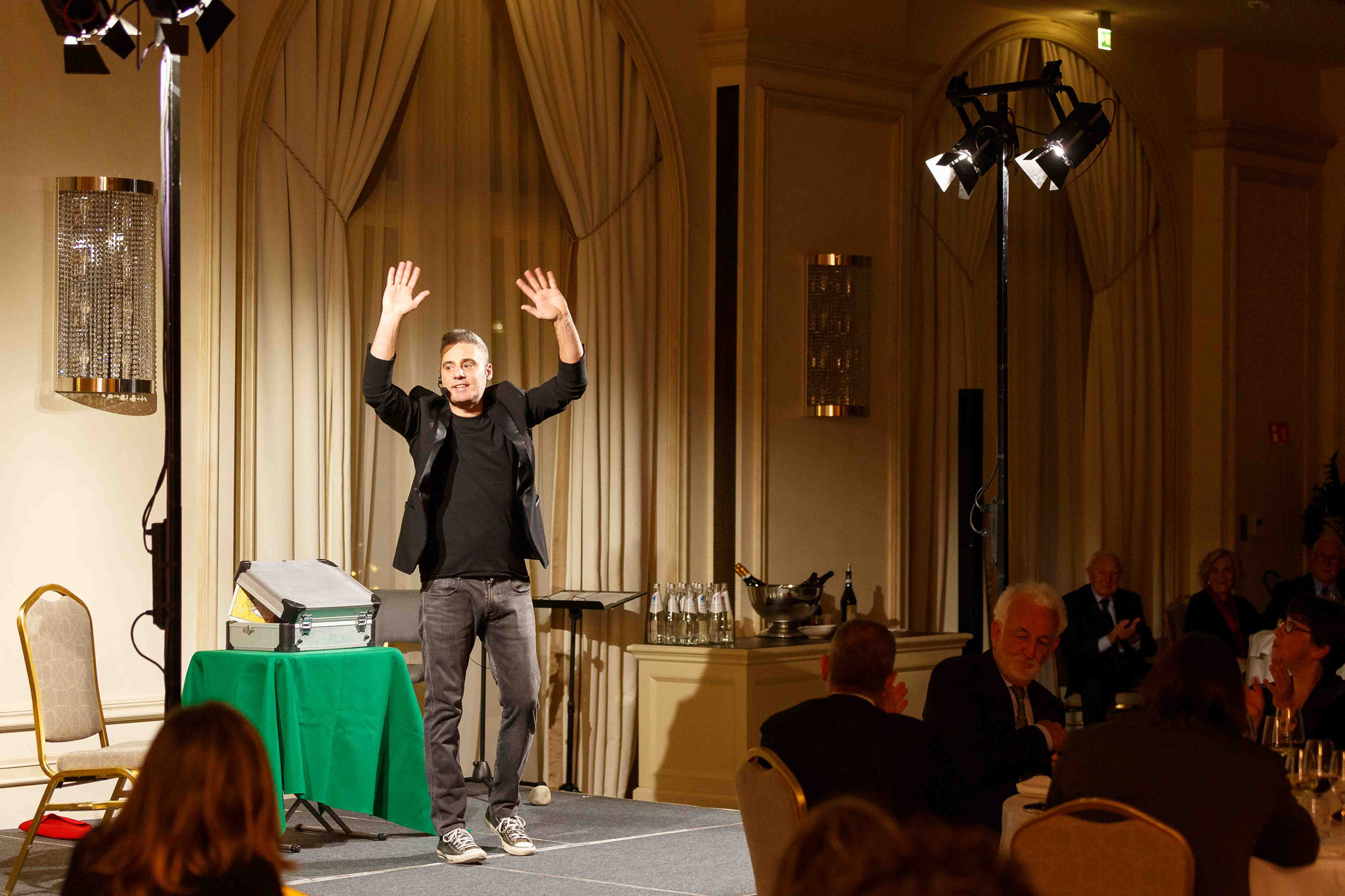 Foto evento business upiveb Illusionista saluta spettatori alla fine del suo spettacolo durante la cena all'hotel principe di savoia