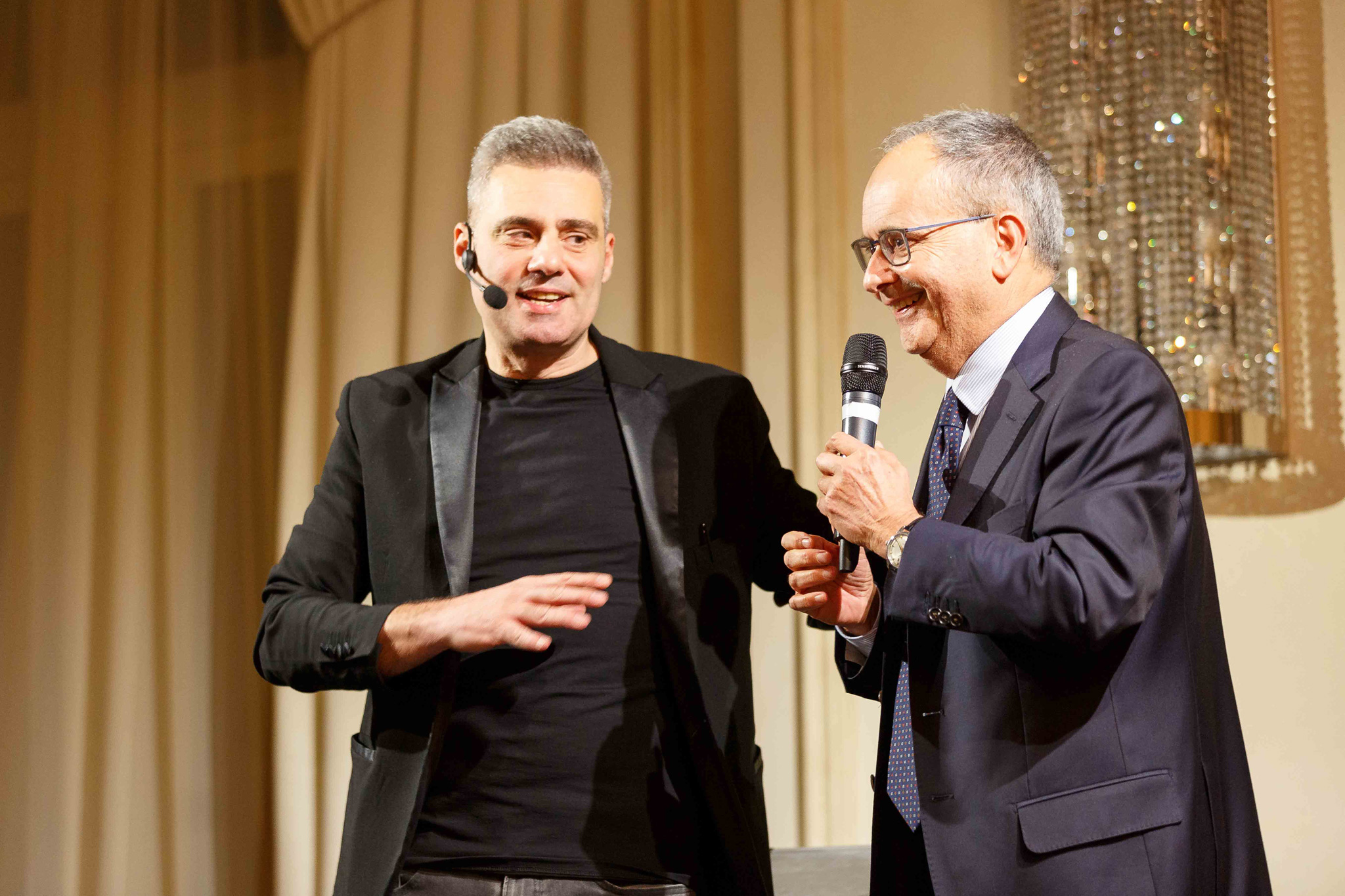 Foto evento business upiveb CEO e illusionista durante spettacolo alla cena per evento UPIVEB all'hotel principe di savoia a Milano