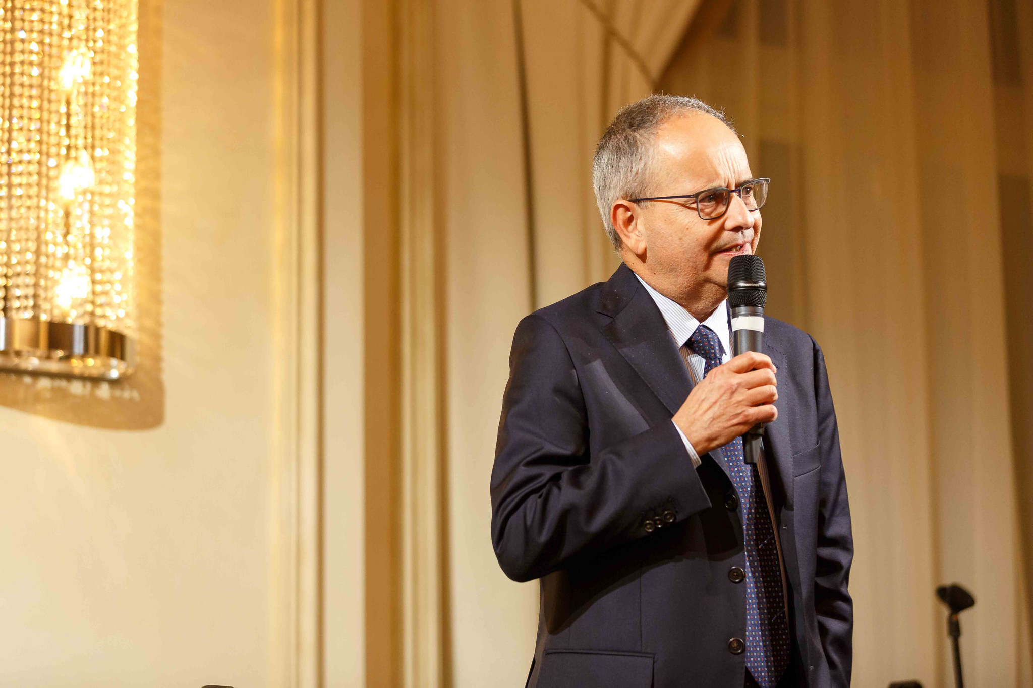 Foto evento business upiveb CEO con microfono in mano durante il suo discorso